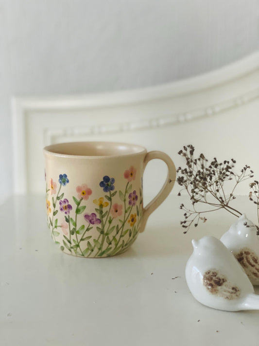 Krūzīte ar mazām raibām puķītēm