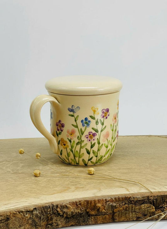 Krūzīte ar mazām raibām puķītēm