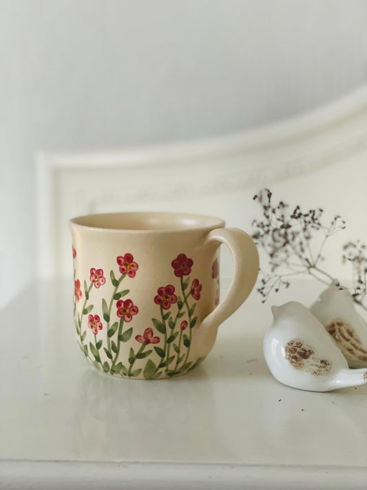 Krūzīte ar mazām sarkanām puķītēm