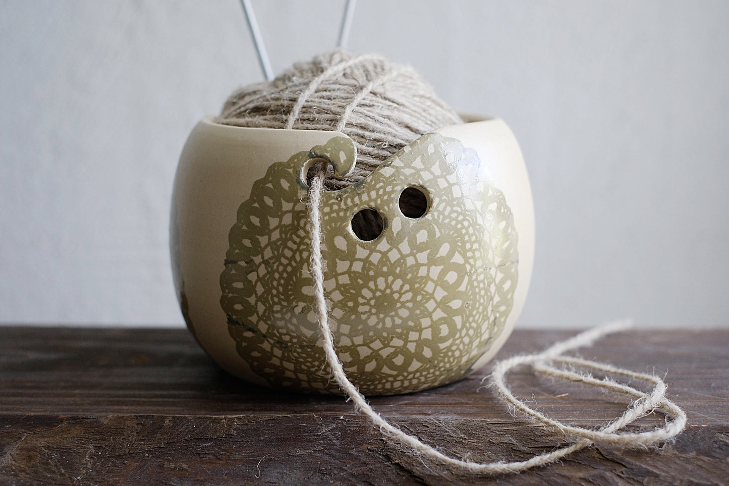 Roku darbs keramikas dzijas bļoda 