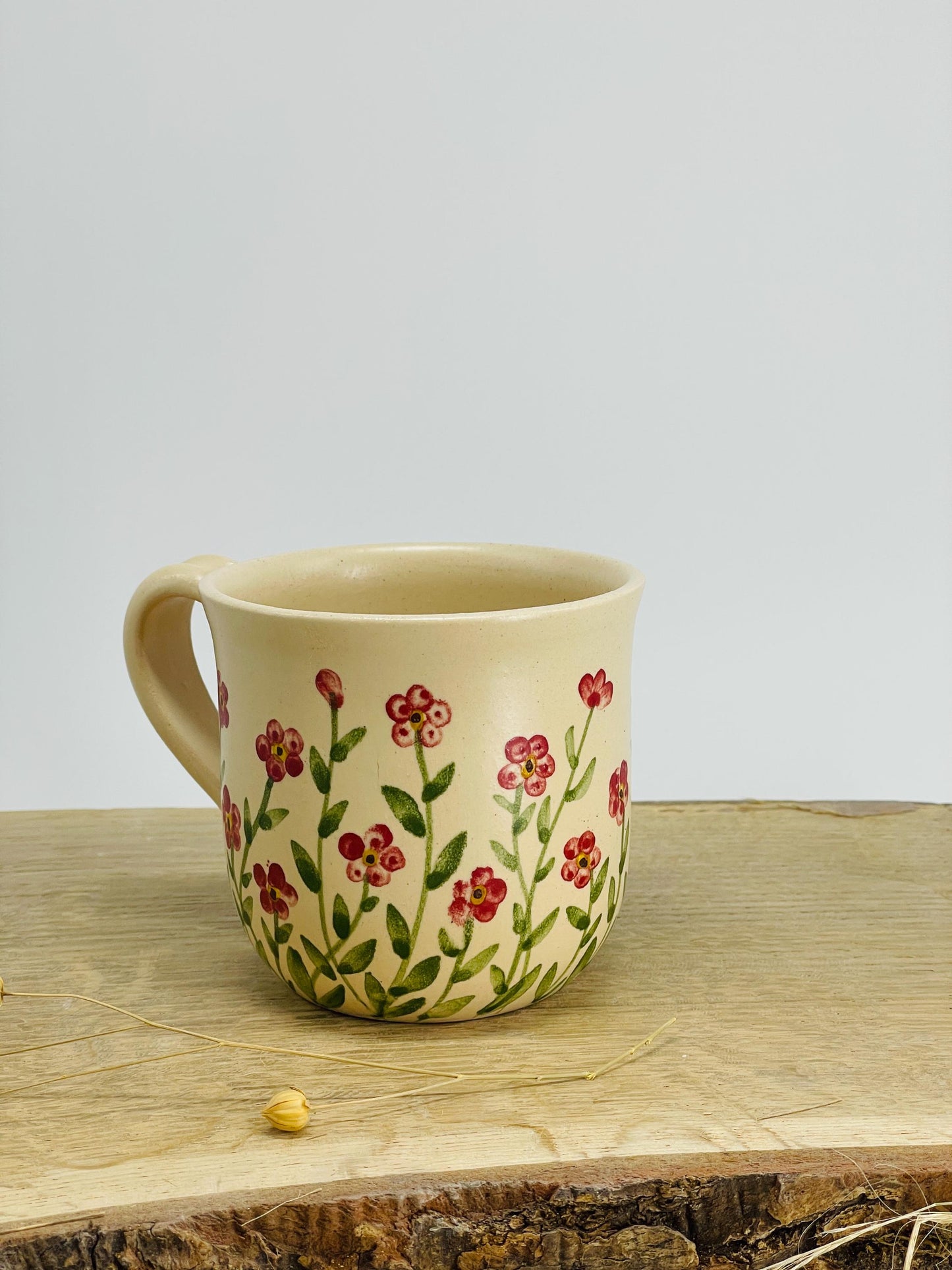 Krūzīte ar mazām sarkanām puķītēm