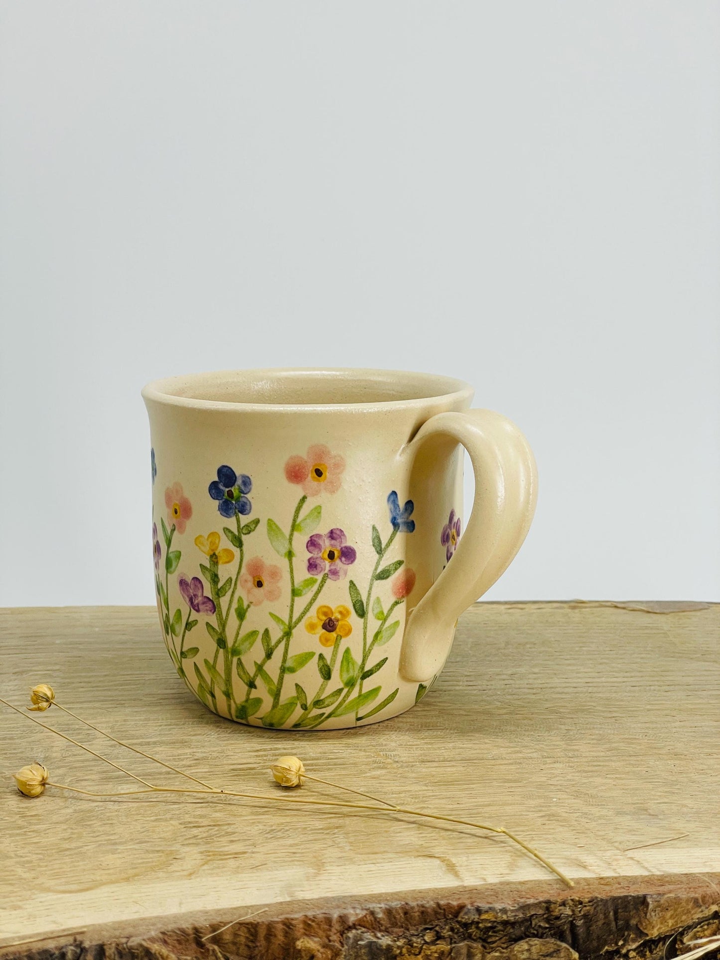 Krūzīte ar mazām raibām puķītēm