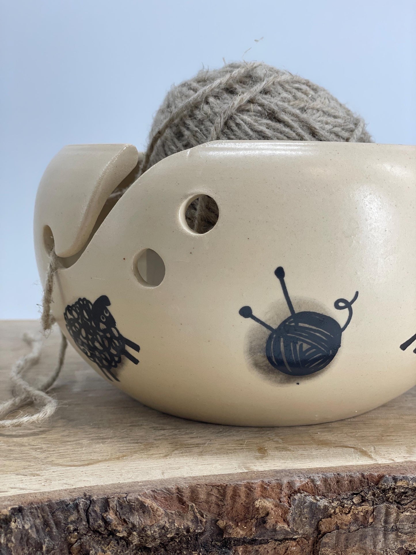 Rokām darināta keramikas dzijas bļoda — saglabājiet savu dziju sakārtotu un stilīgu