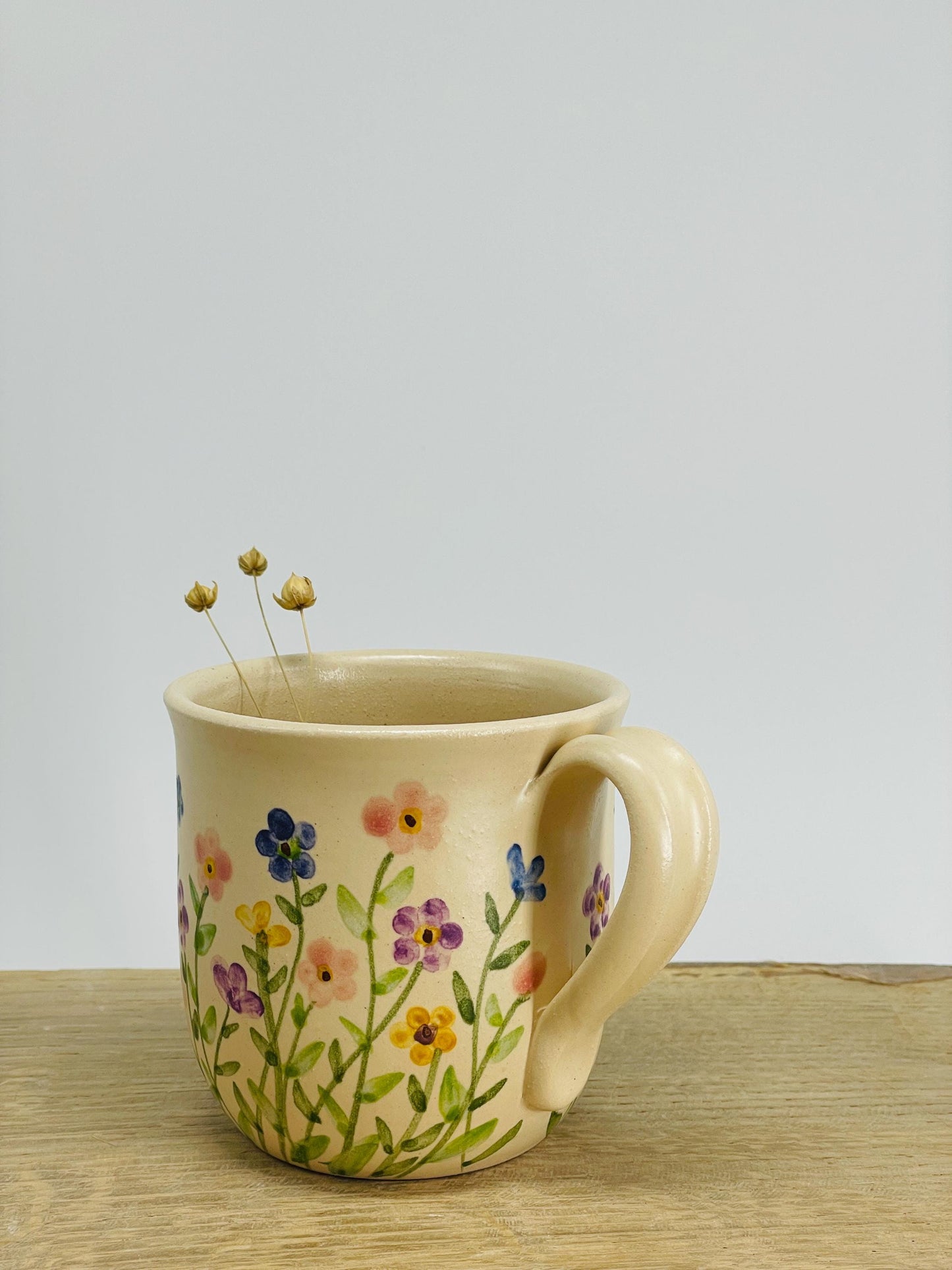 Krūzīte ar mazām raibām puķītēm