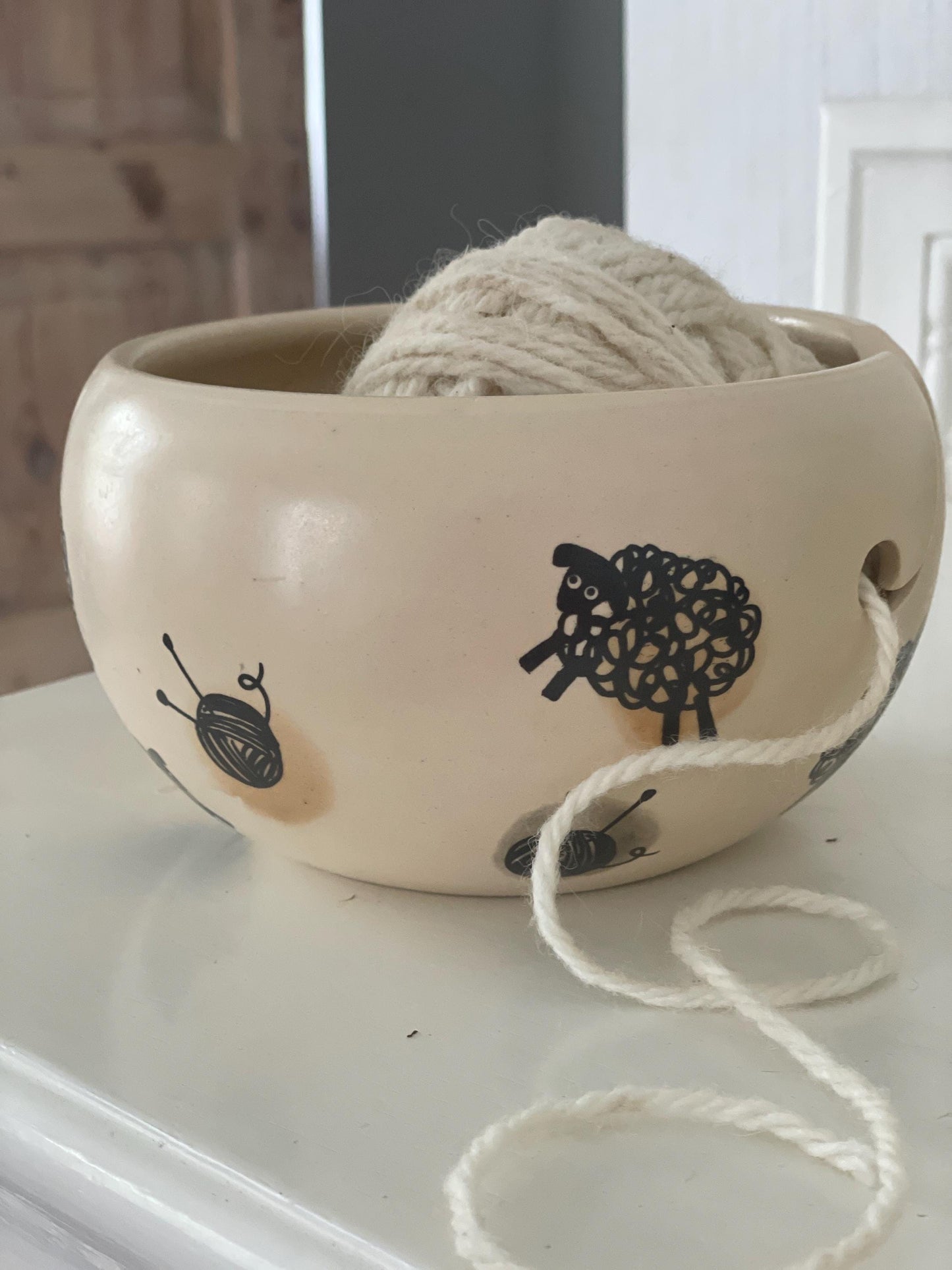 Rokām darināta keramikas dzijas bļoda — saglabājiet savu dziju sakārtotu un stilīgu