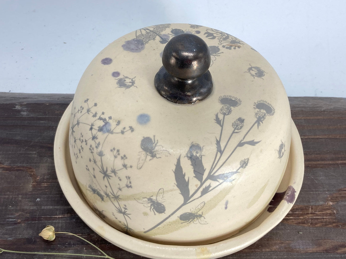 Keramikas sviesta trauks – vienkāršs, elegants un funkcionāls