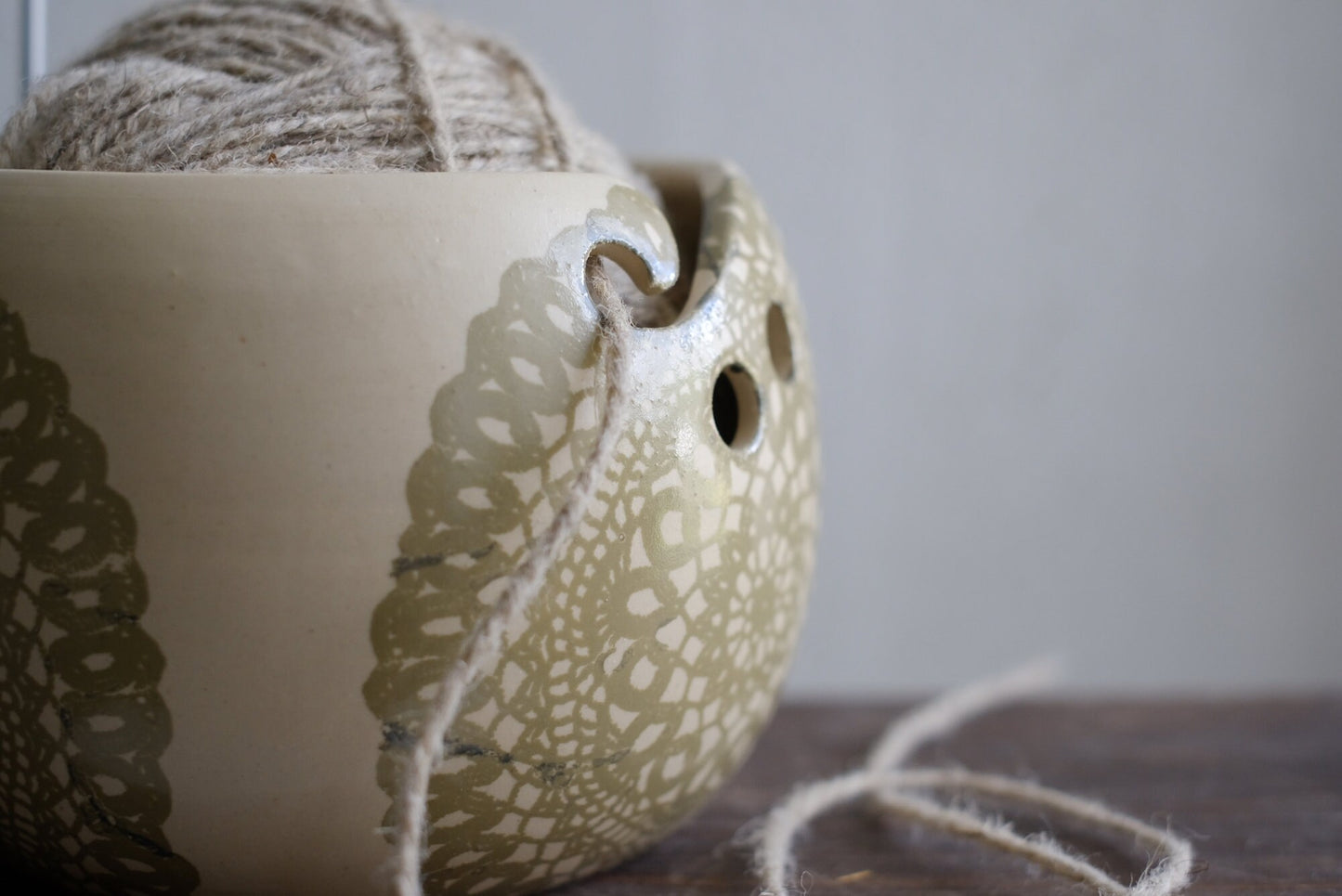 Roku darbs keramikas dzijas bļoda 