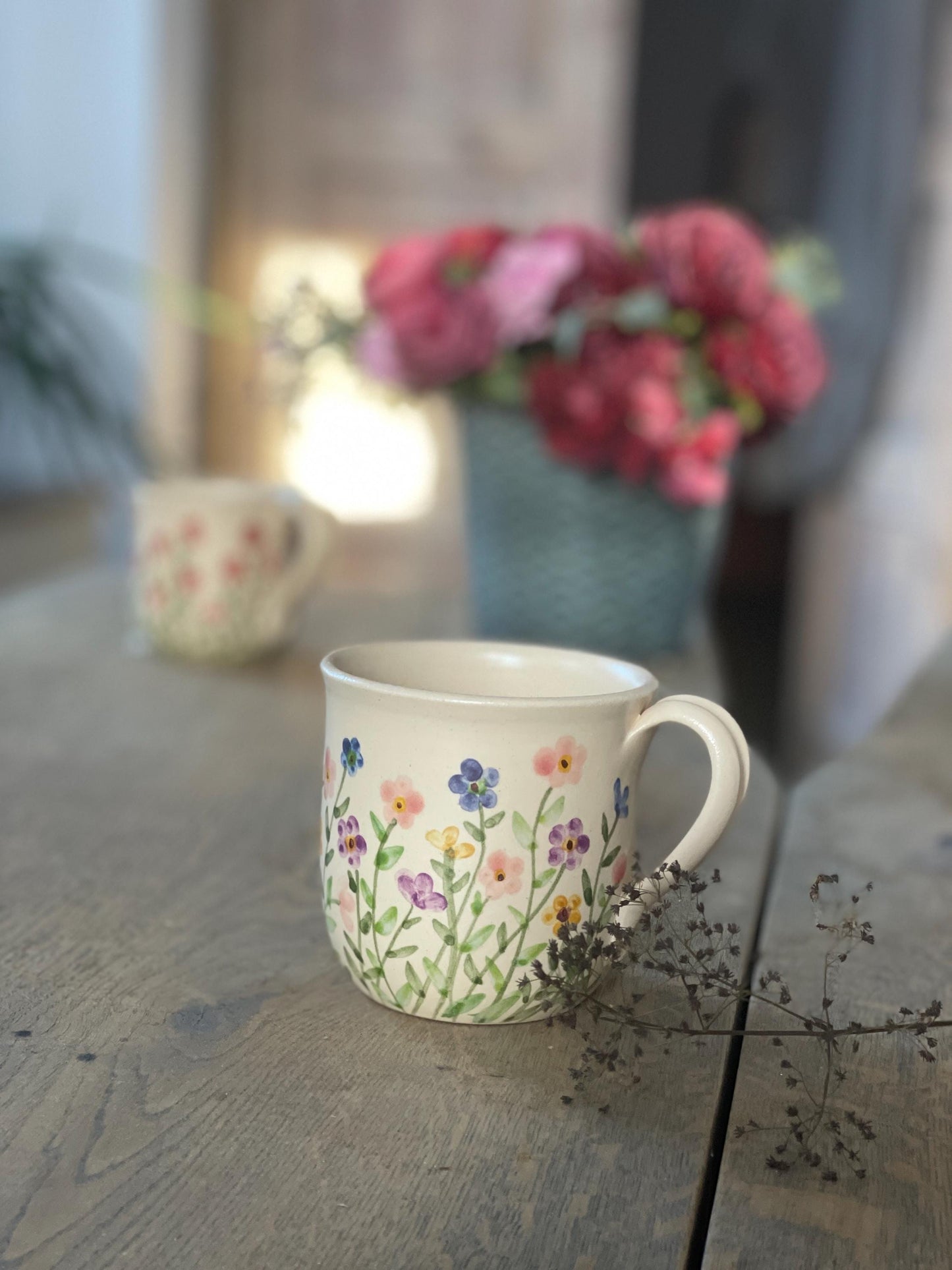 Krūzīte ar mazām raibām puķītēm