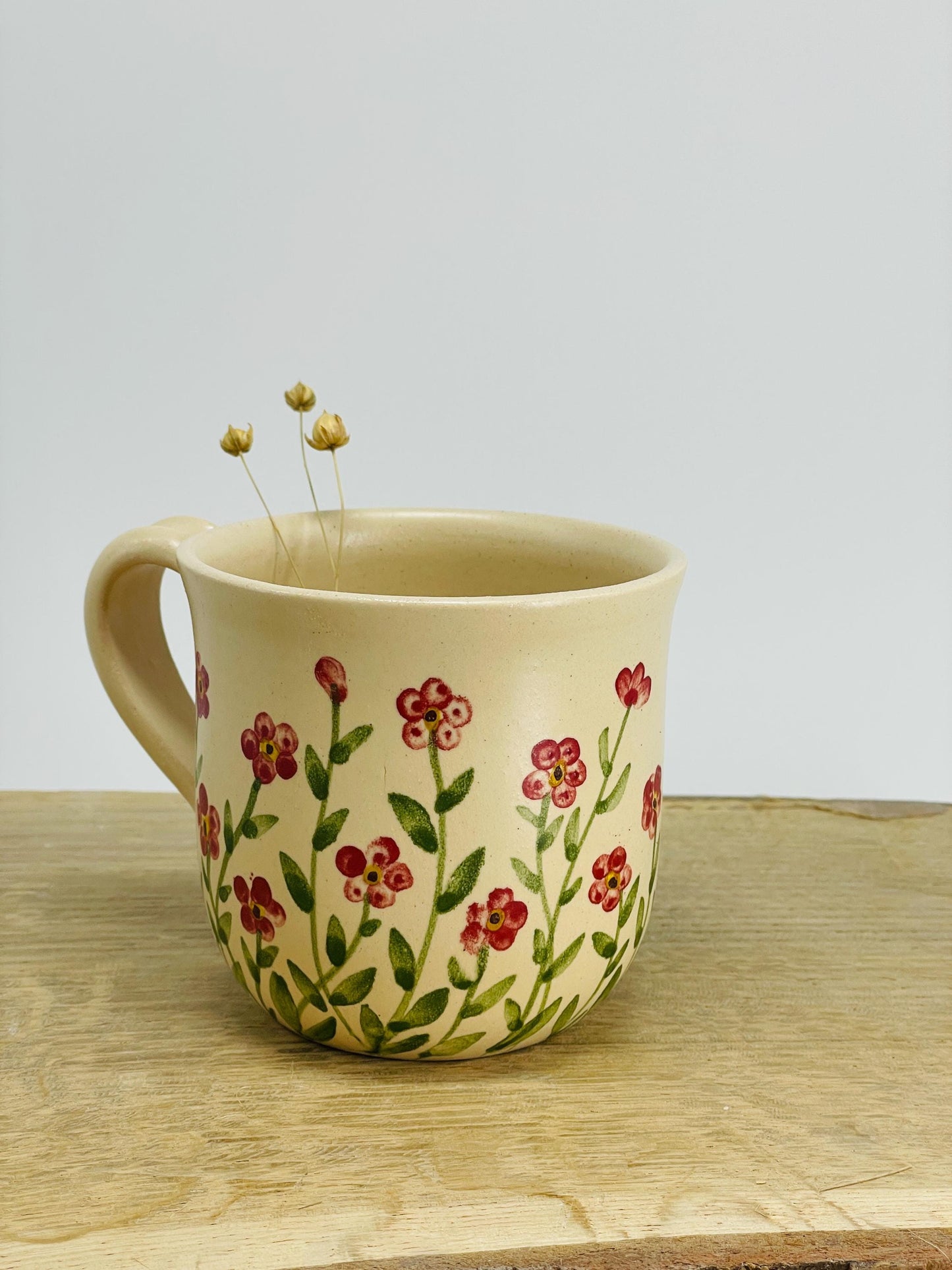 Krūzīte ar mazām sarkanām puķītēm