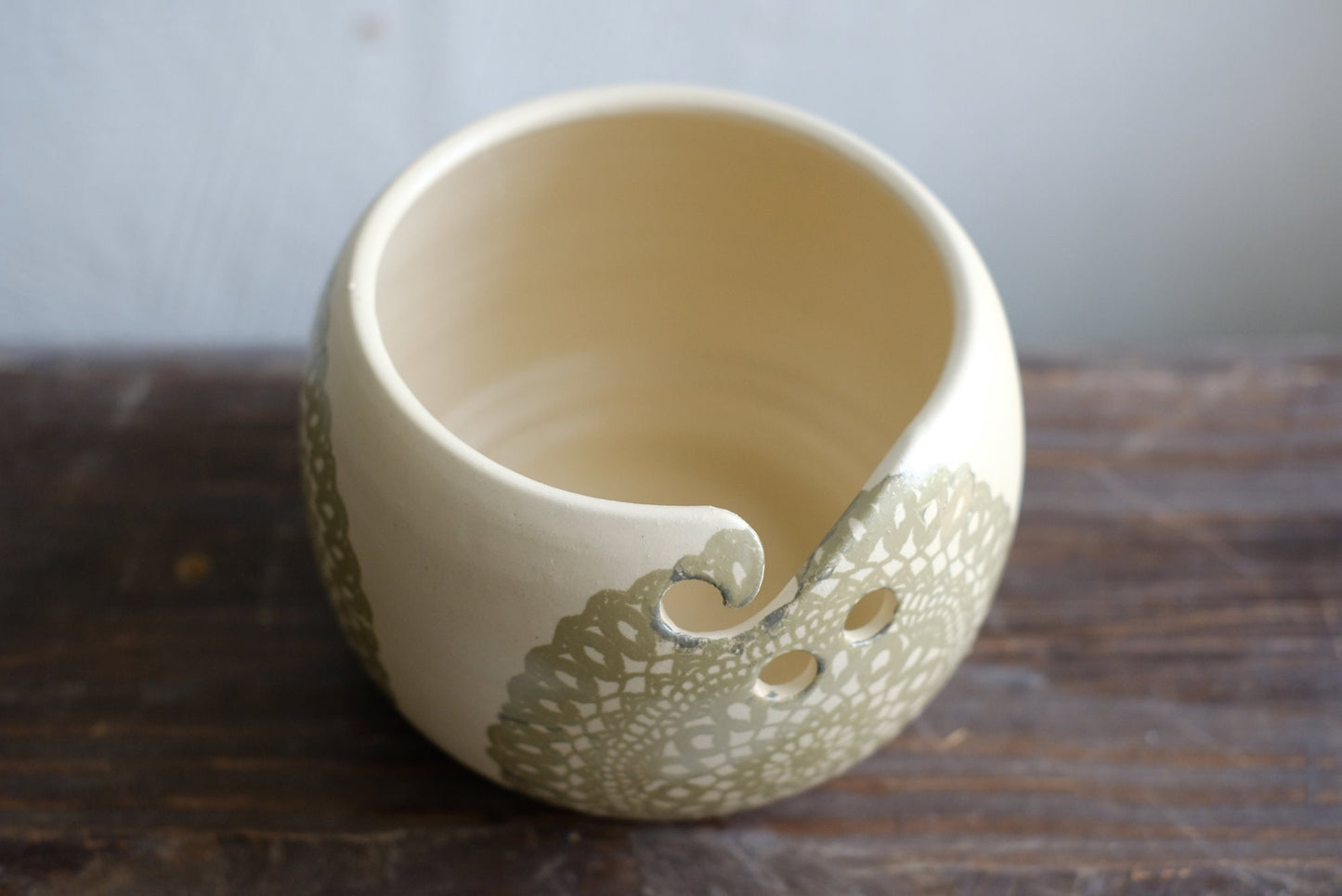 Roku darbs keramikas dzijas bļoda 