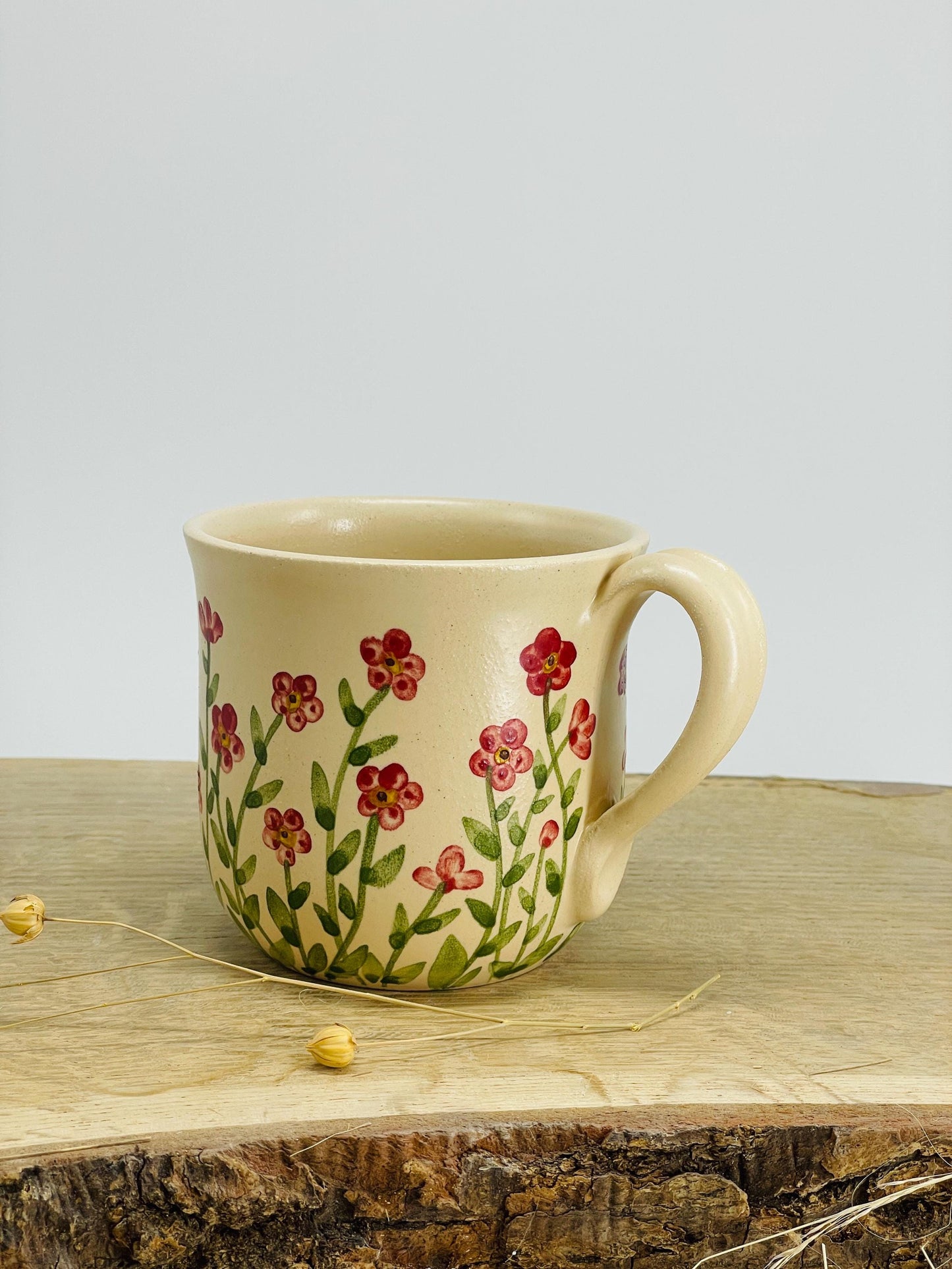 Krūzīte ar mazām sarkanām puķītēm