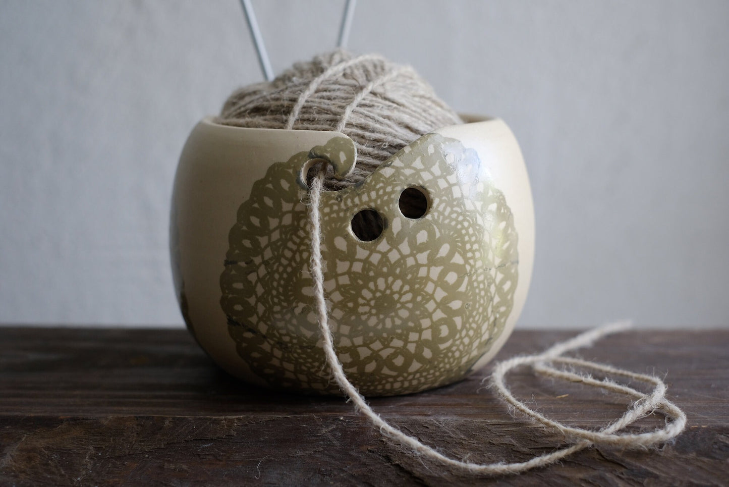 Roku darbs keramikas dzijas bļoda 