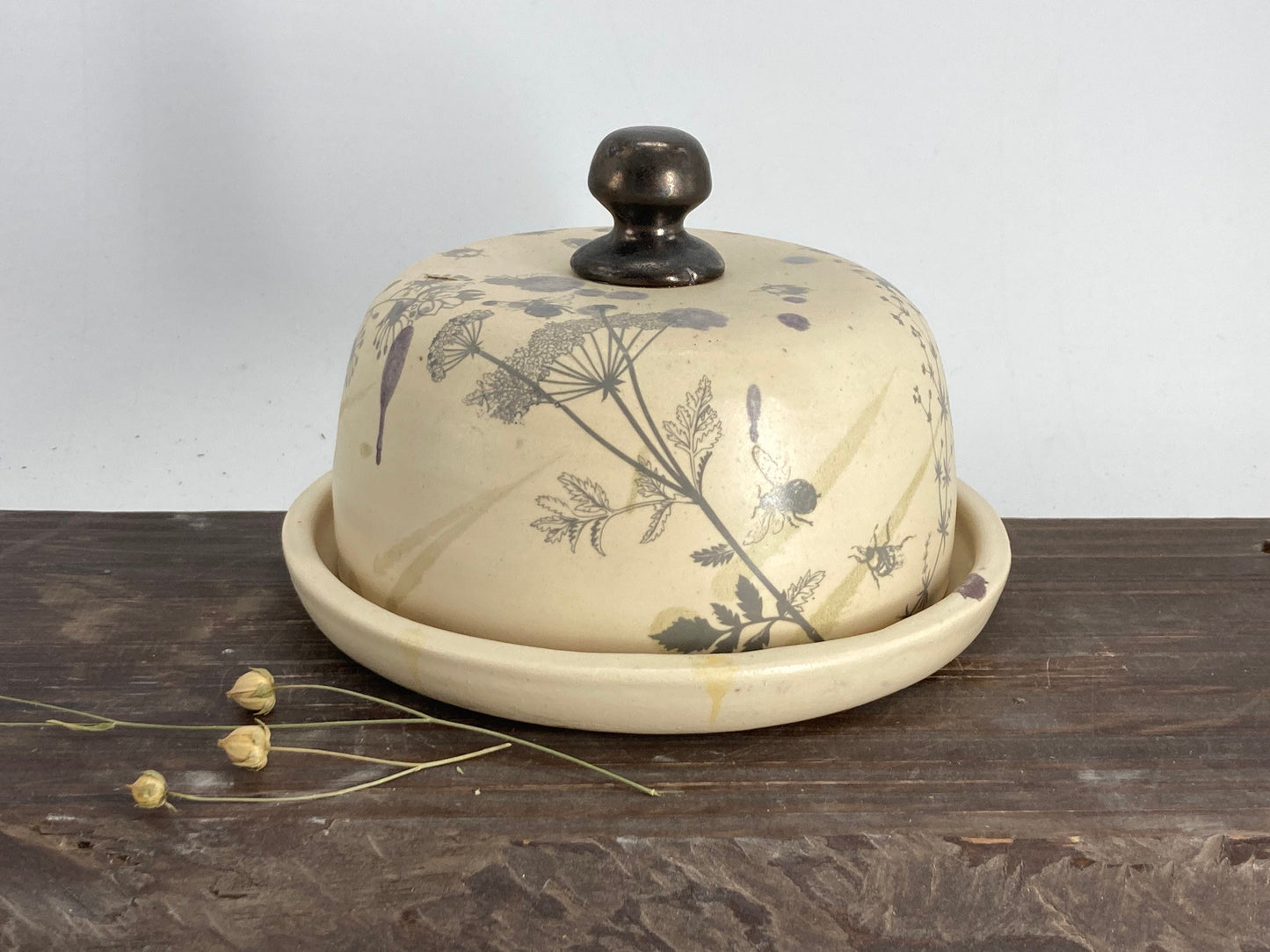 Keramikas sviesta trauks – vienkāršs, elegants un funkcionāls