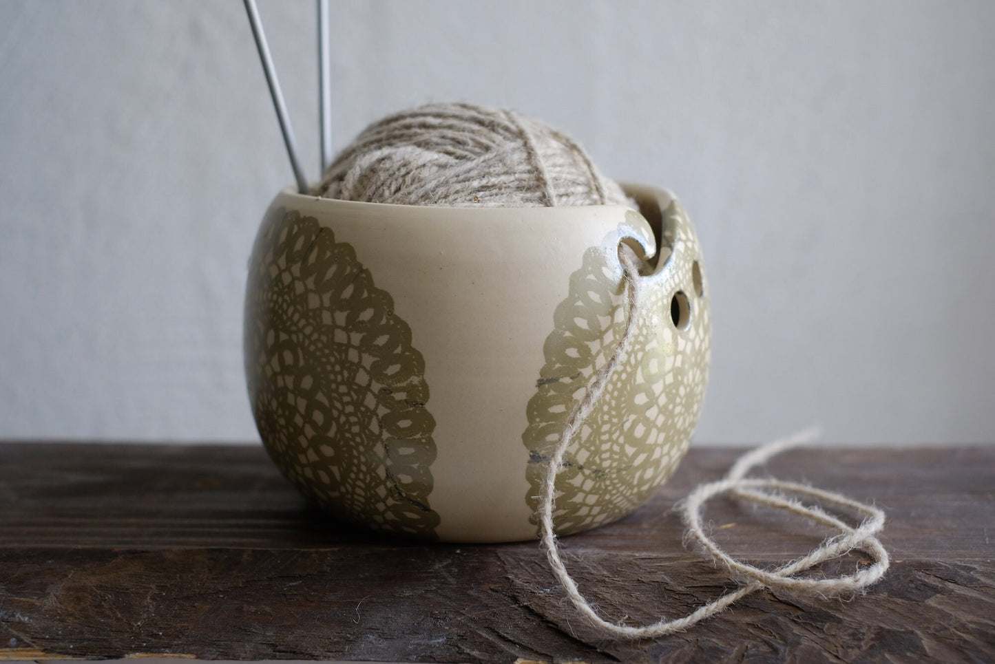 Roku darbs keramikas dzijas bļoda 