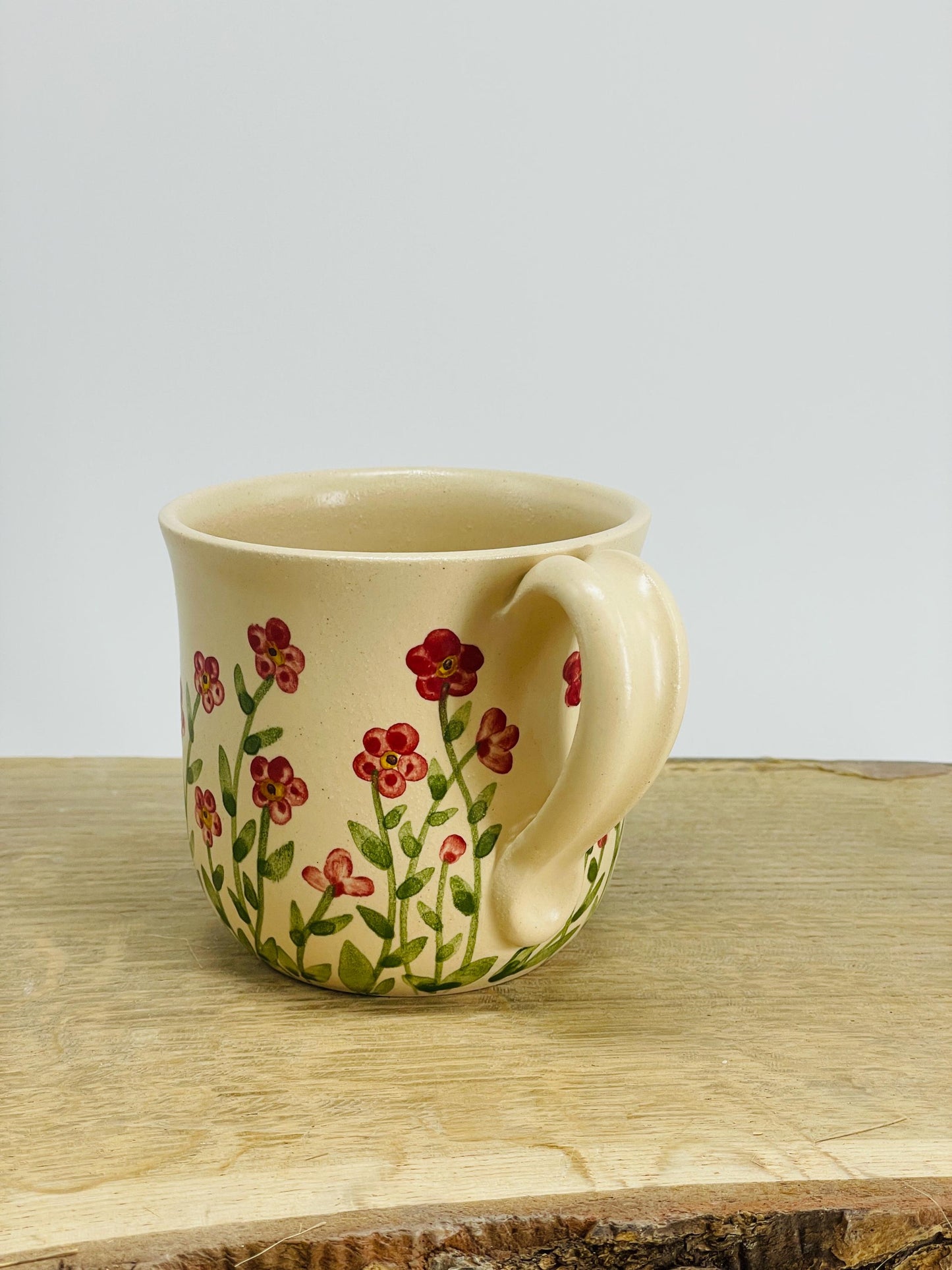 Krūzīte ar mazām sarkanām puķītēm