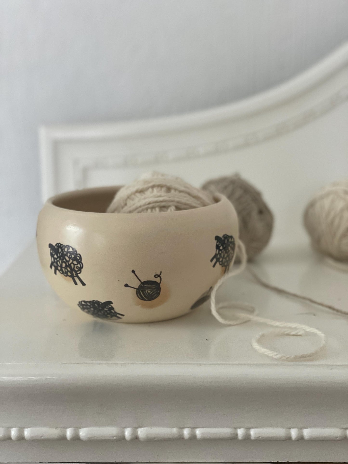 Rokām darināta keramikas dzijas bļoda — saglabājiet savu dziju sakārtotu un stilīgu