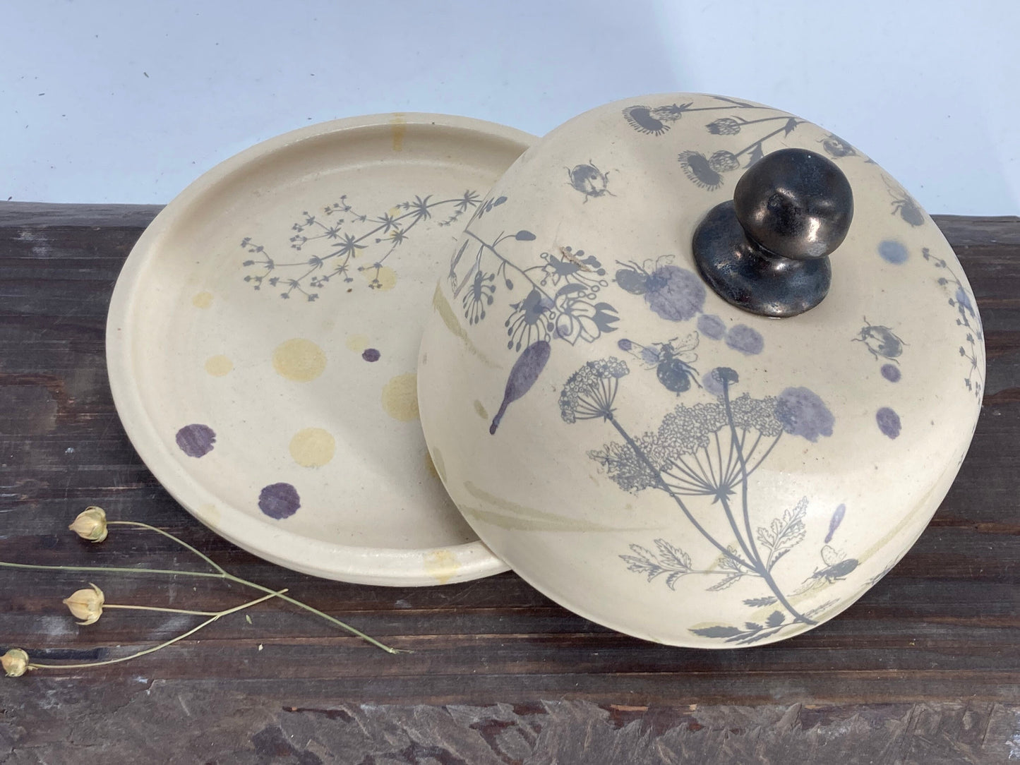 Keramikas sviesta trauks – vienkāršs, elegants un funkcionāls