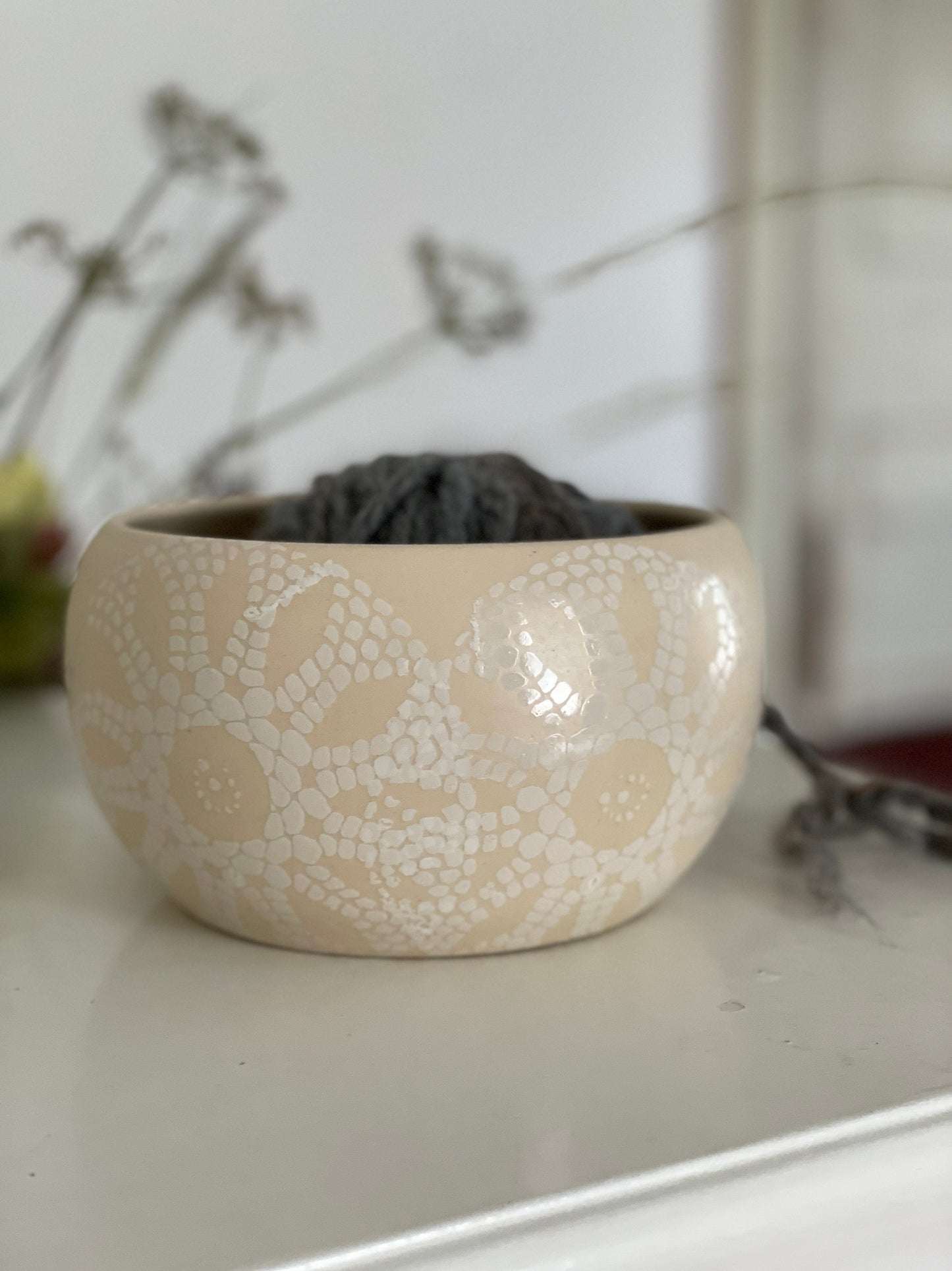 Rokām virpota keramikas dzijas bļoda