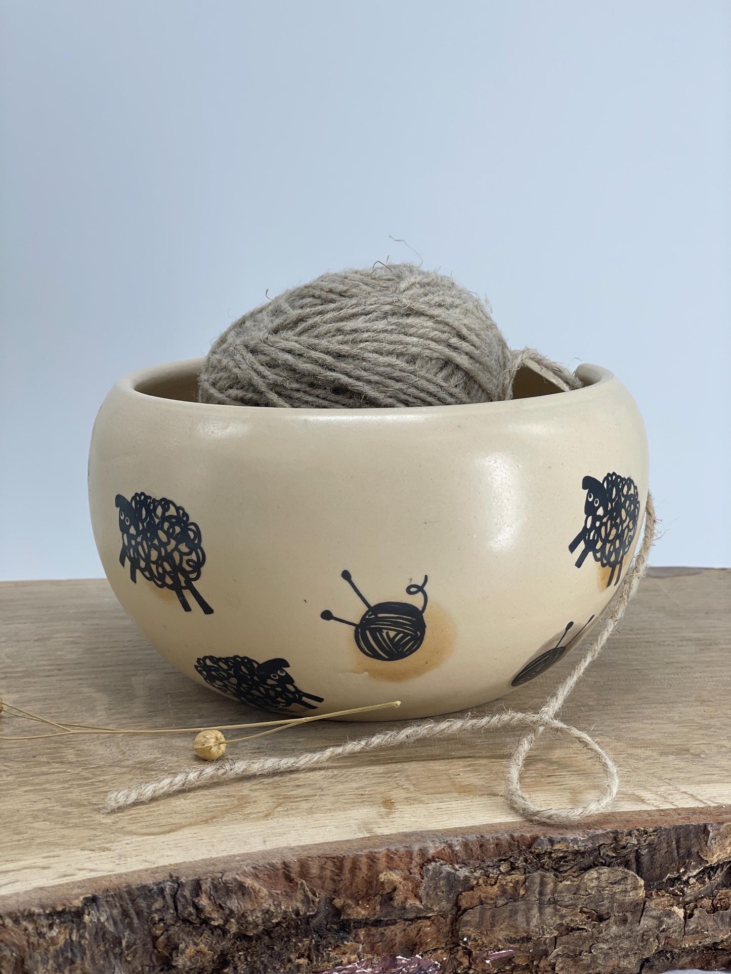 Rokām darināta keramikas dzijas bļoda — saglabājiet savu dziju sakārtotu un stilīgu