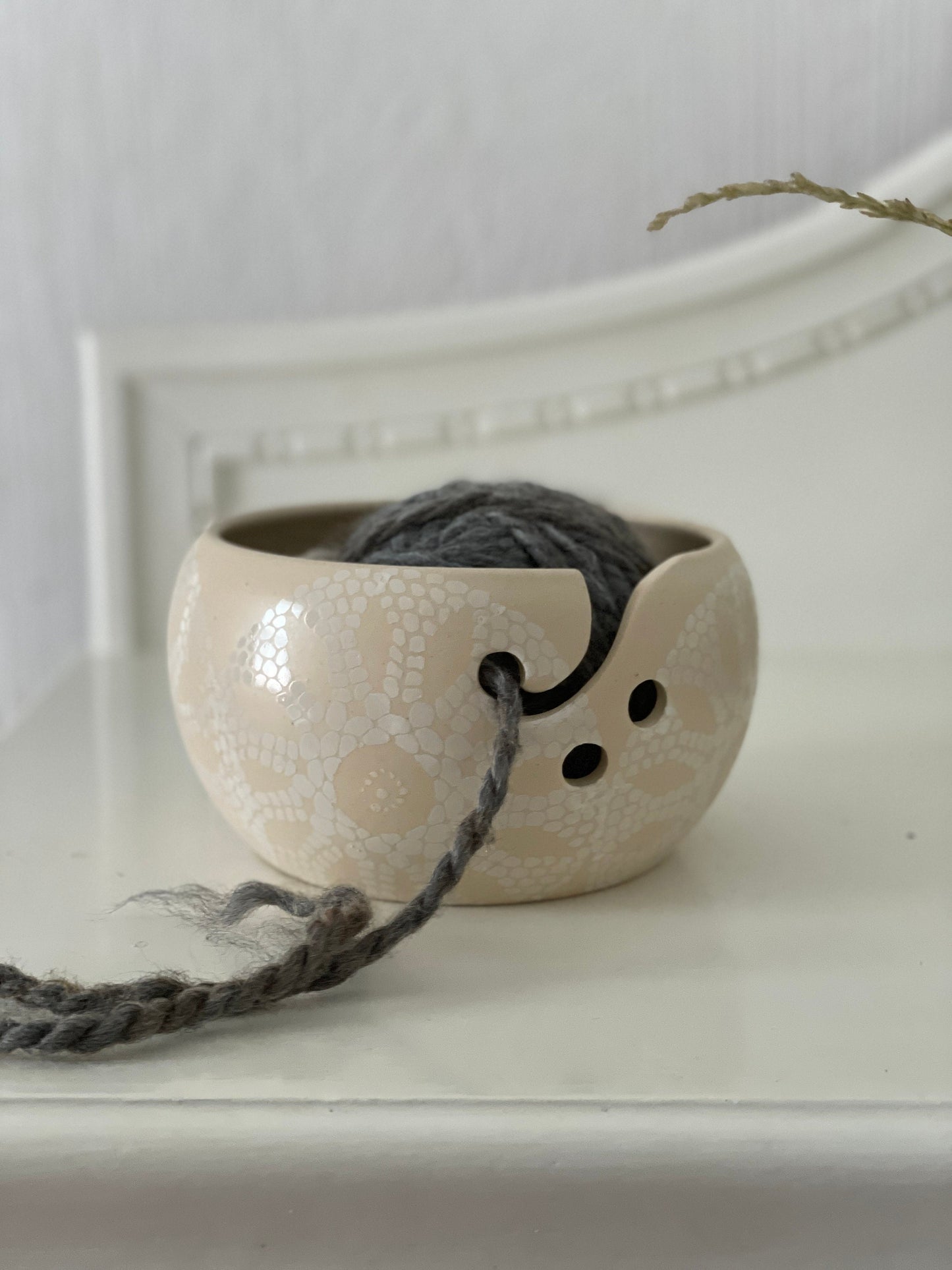 Rokām virpota keramikas dzijas bļoda