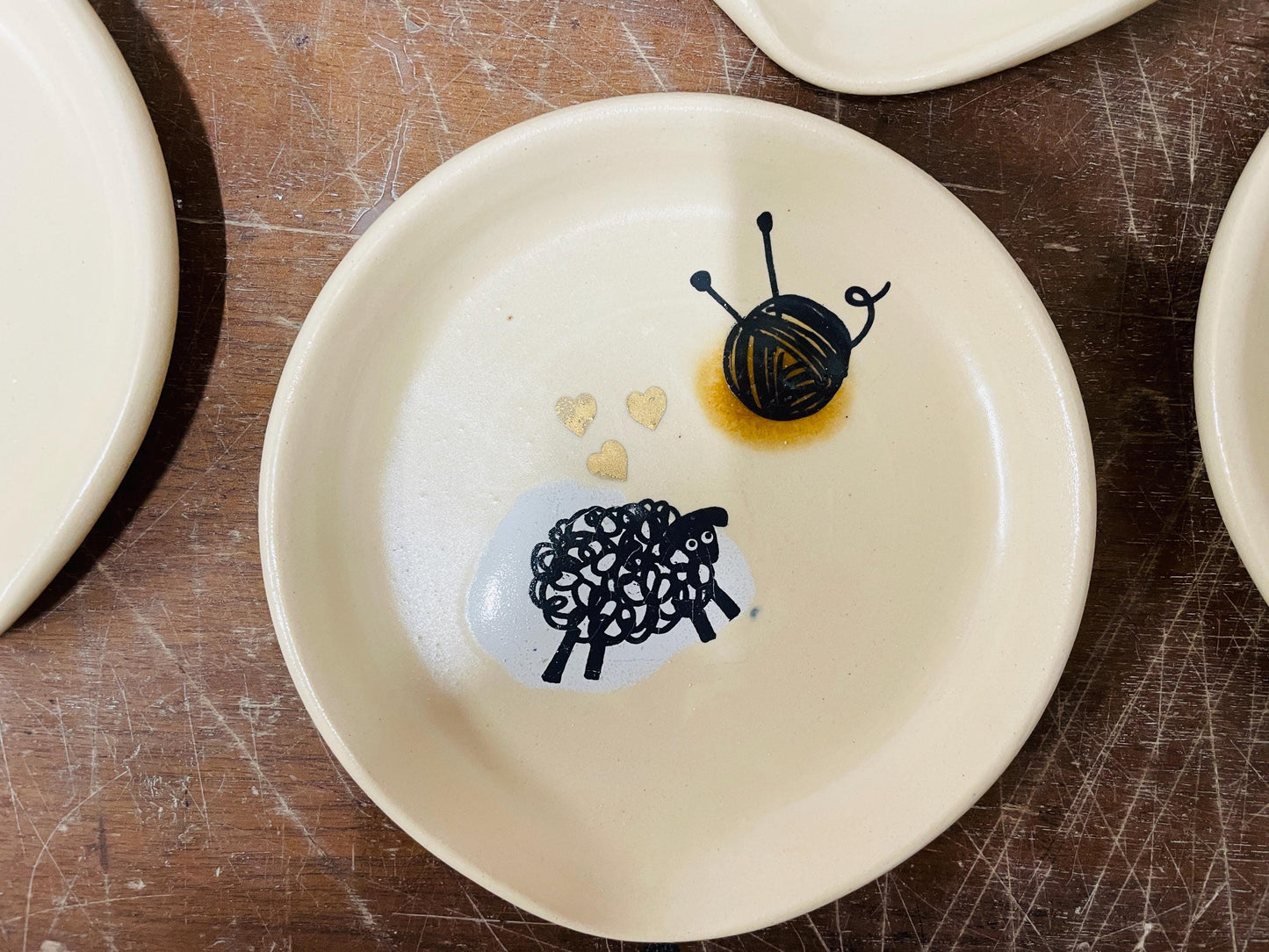 Rokām virpota keramikas dzijas bļoda