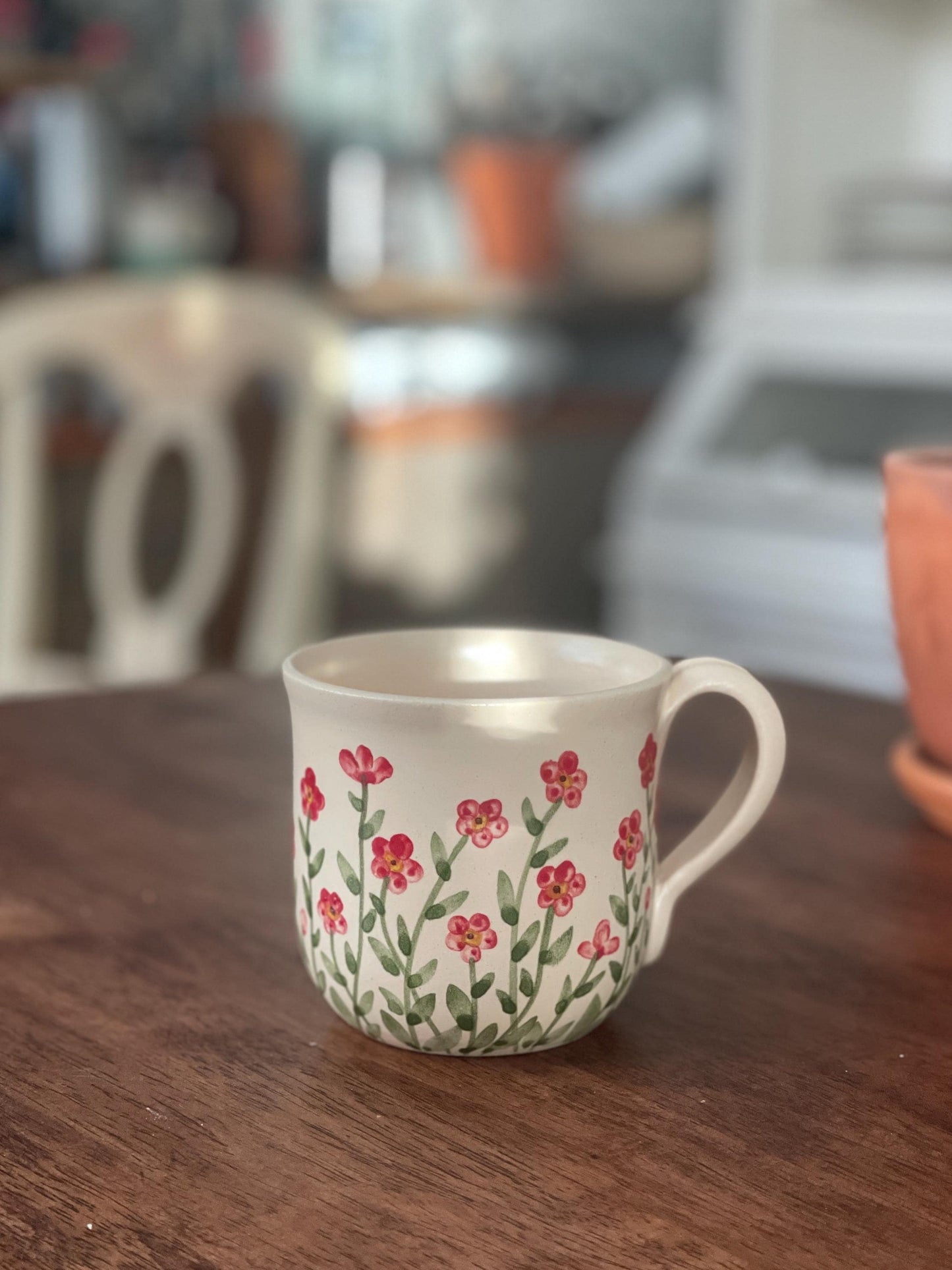 Krūzīte ar mazām sarkanām puķītēm