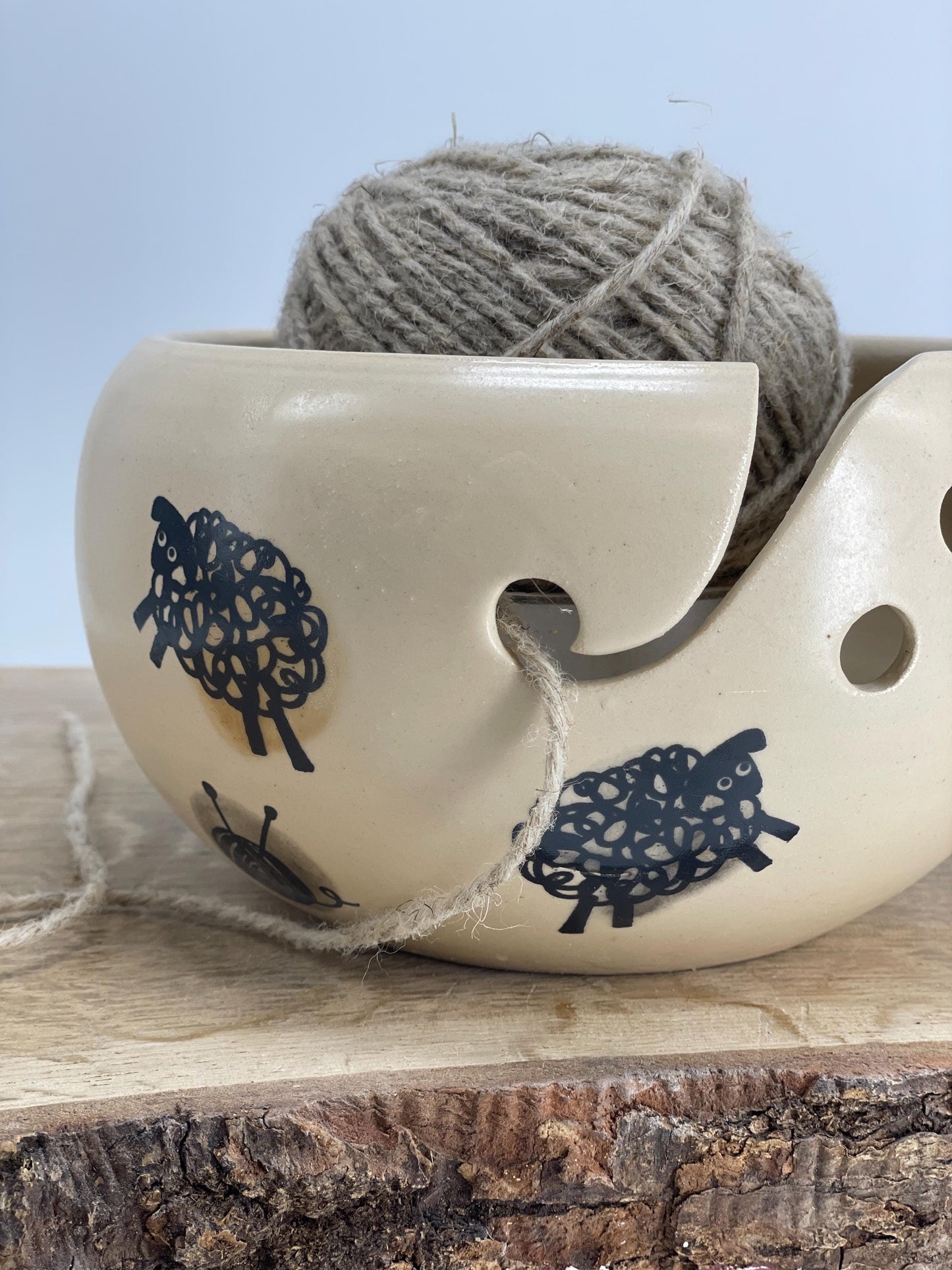 Rokām darināta keramikas dzijas bļoda — saglabājiet savu dziju sakārtotu un stilīgu