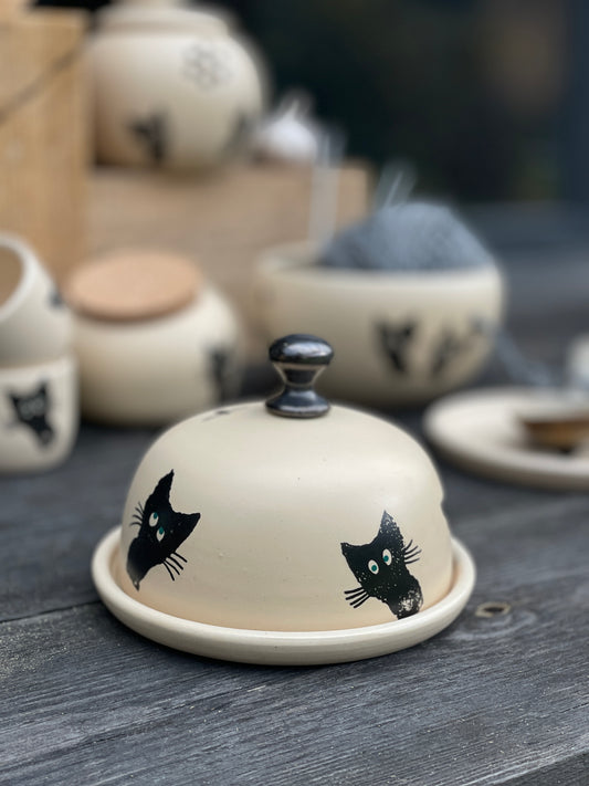 Sviesta trauks ar melniem kaķiem