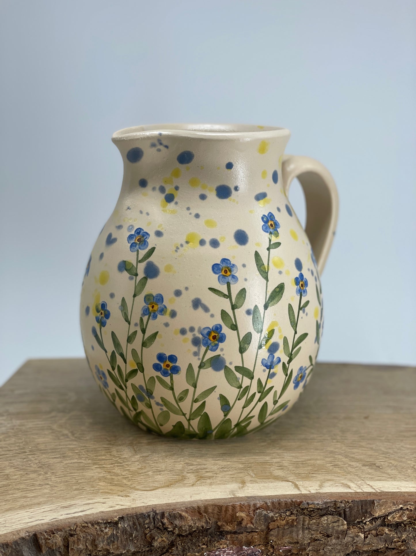 Krūze ar zilām puķītēm, neaizmirstulītēm