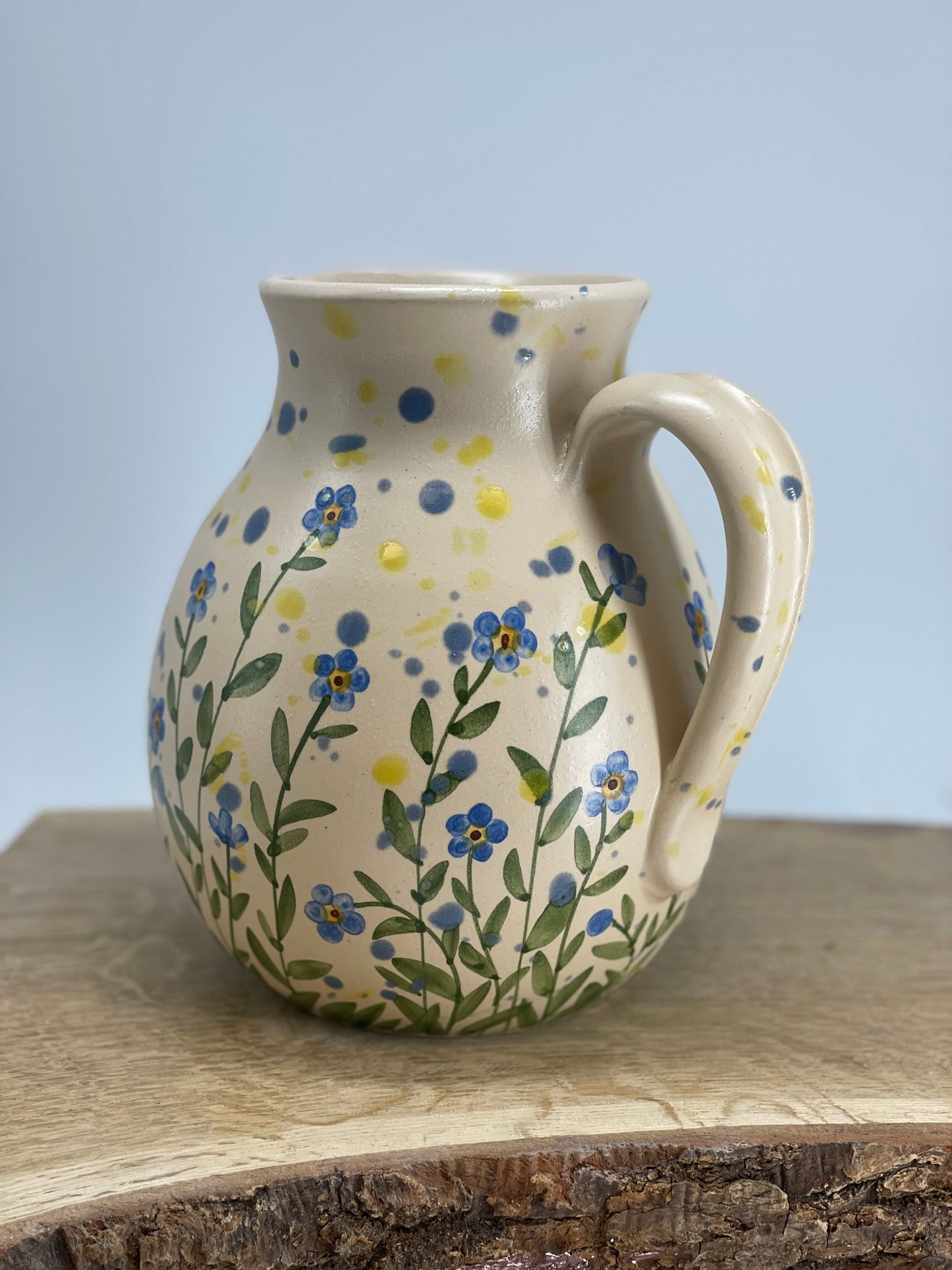 Krūze ar zilām puķītēm, neaizmirstulītēm