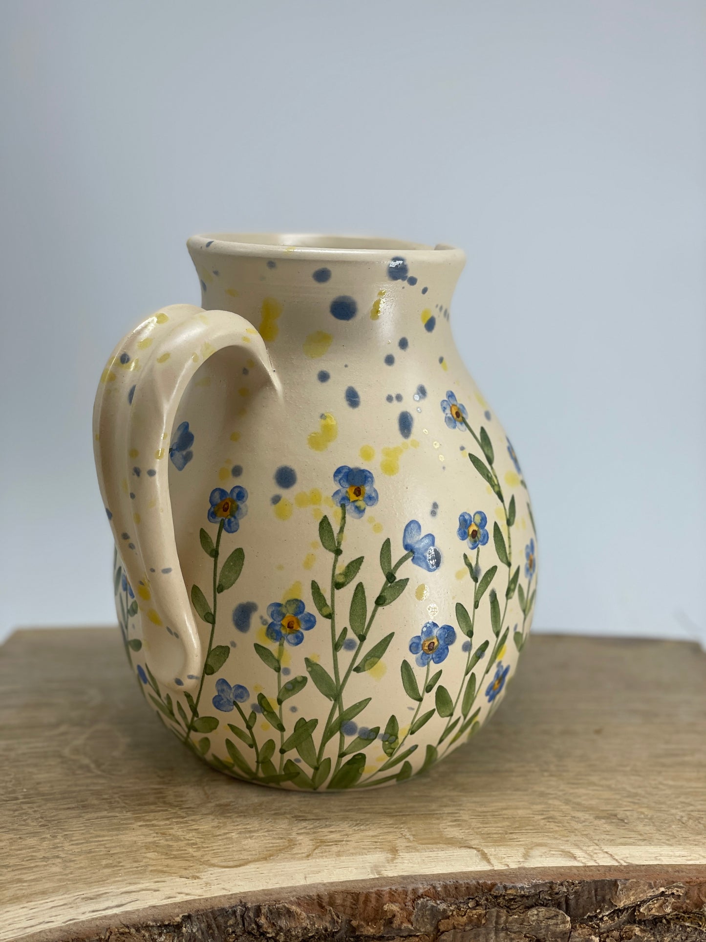 Krūze ar zilām puķītēm, neaizmirstulītēm