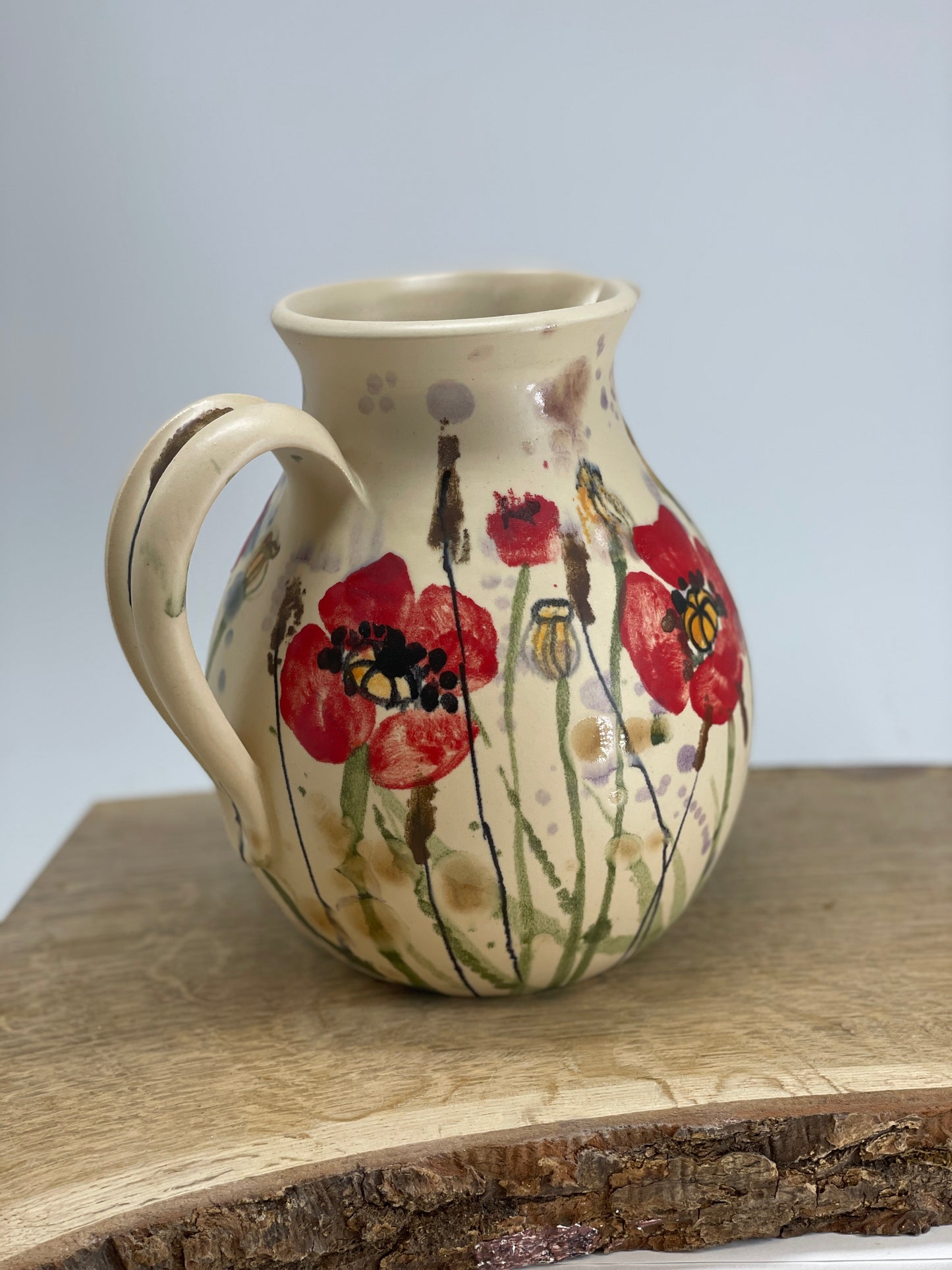 Magoņu krūze, rokām virpota krūze