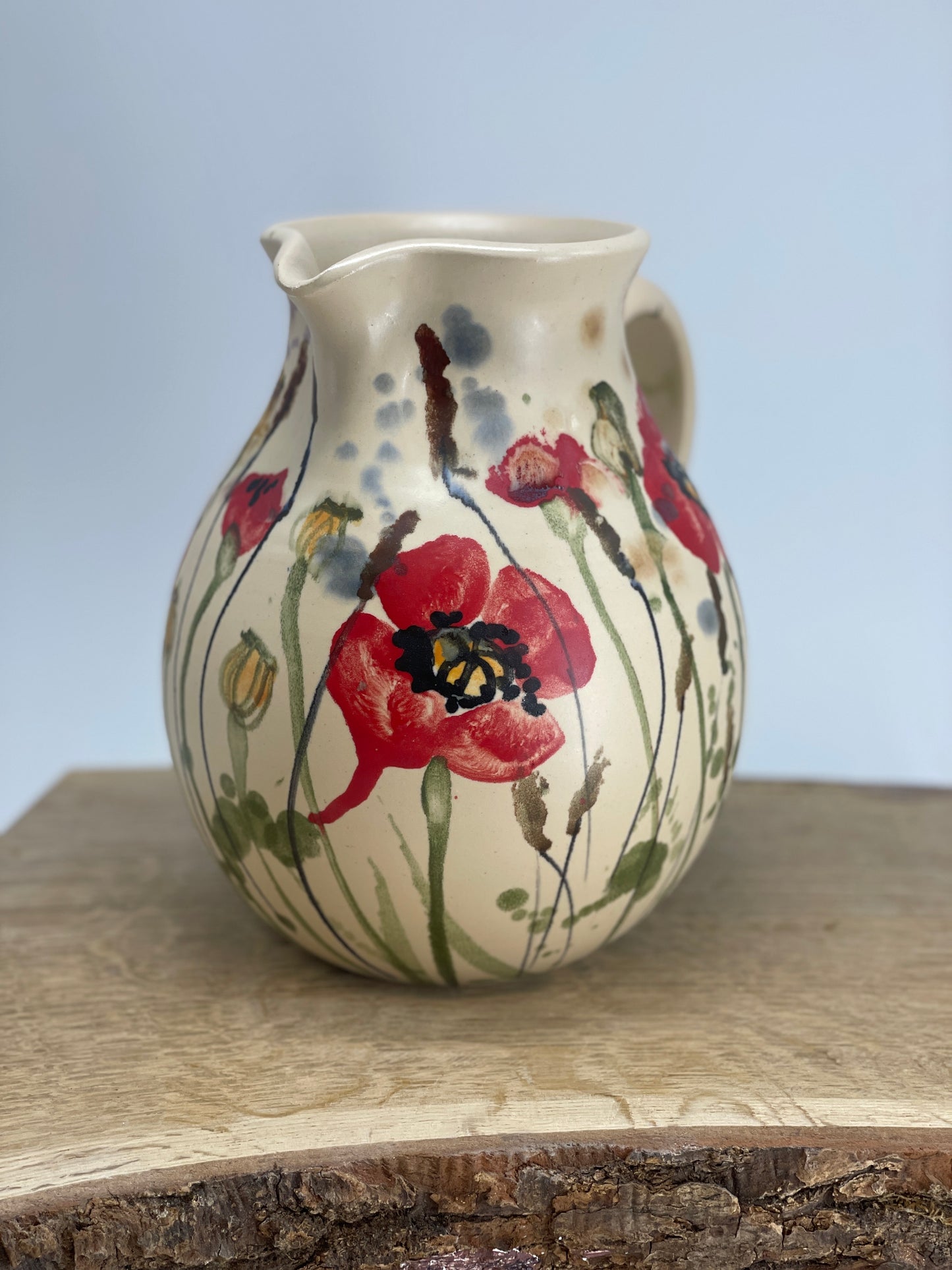 Magoņu krūze, rokām virpota krūze