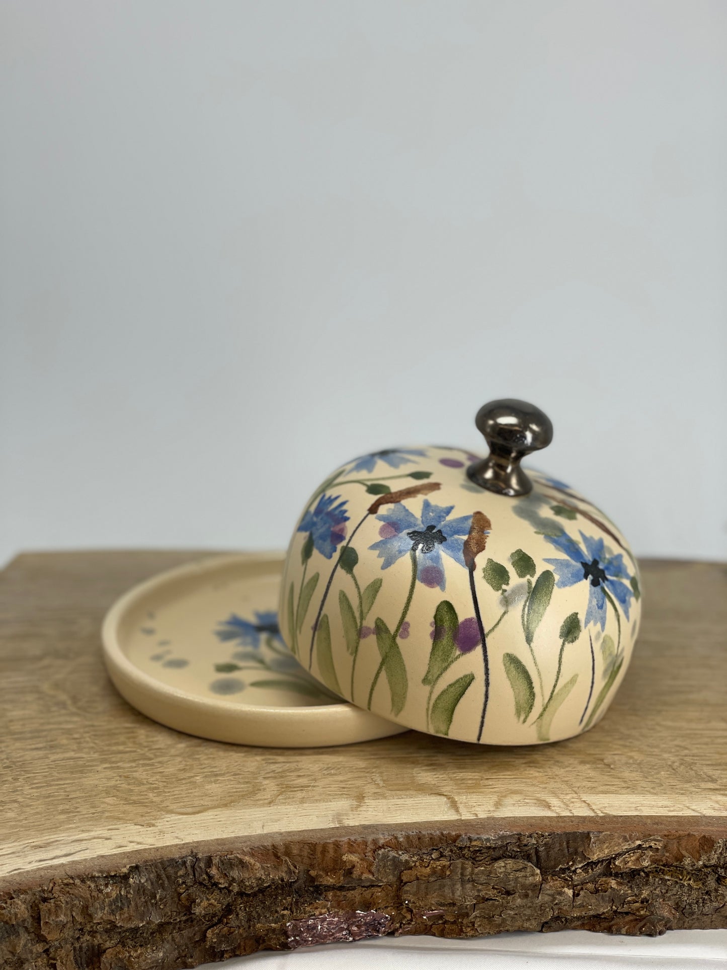 Keramikas sviesta trauks – vienkāršs, elegants un funkcionāls