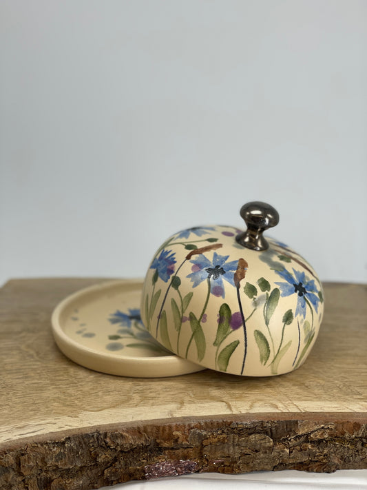 Keramikas sviesta trauks – vienkāršs, elegants un funkcionāls