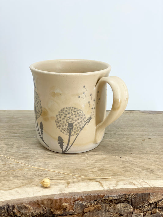 Krūzīte ar maigām pienenēm