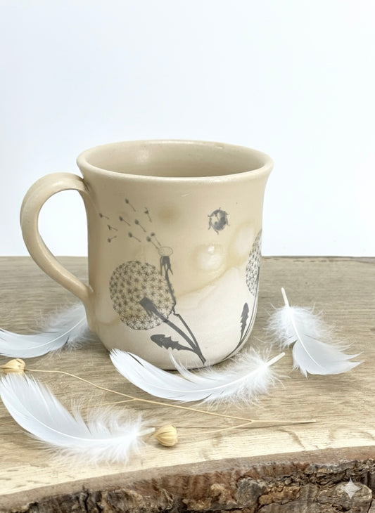 Krūzīte ar maigām pienenēm