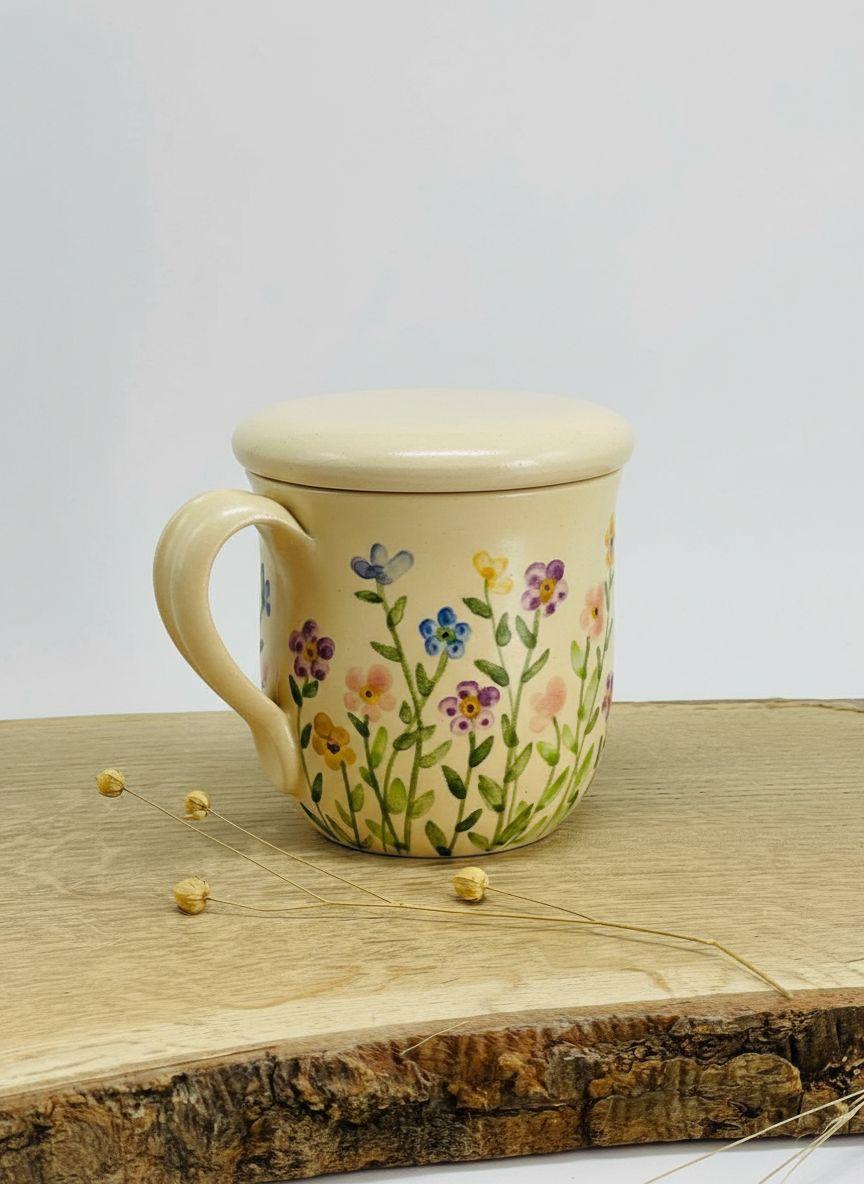 Krūzīte ar mazām raibām puķītēm