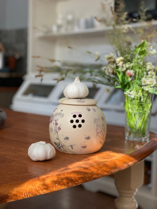 Ķiploku pods — saglabājiet ķiplokus svaigus un sausus