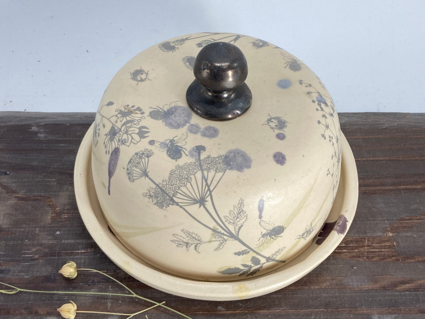 Keramikas sviesta trauks – vienkāršs, elegants un funkcionāls