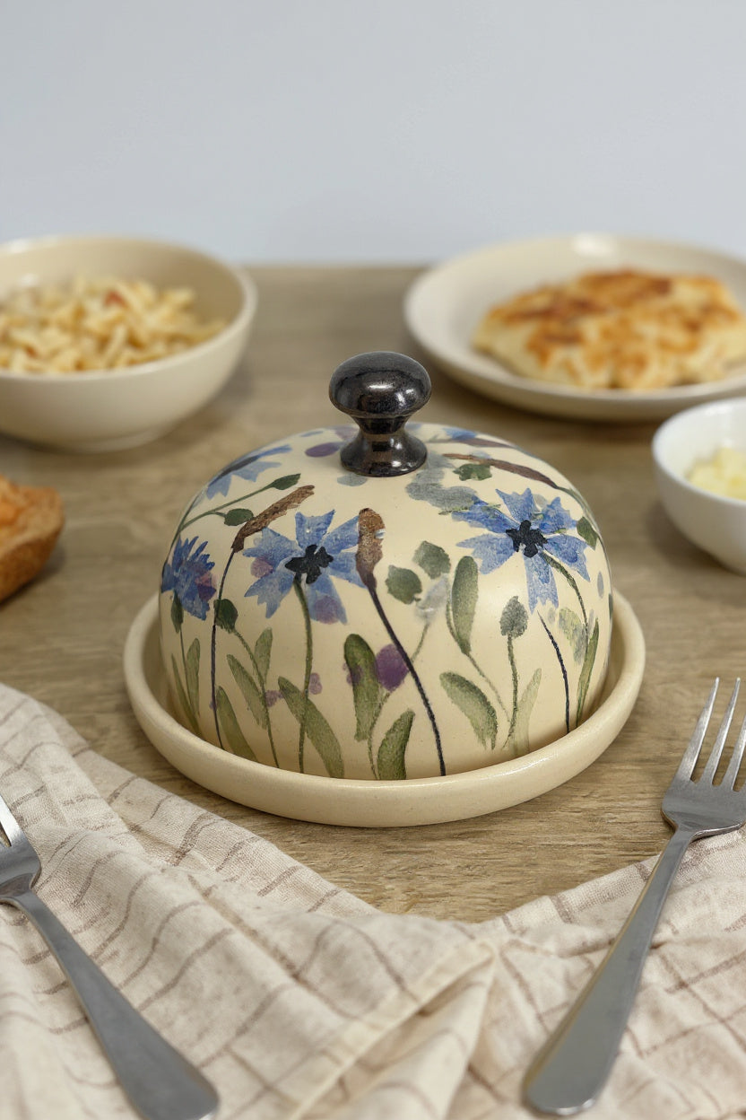 Keramikas sviesta trauks – vienkāršs, elegants un funkcionāls