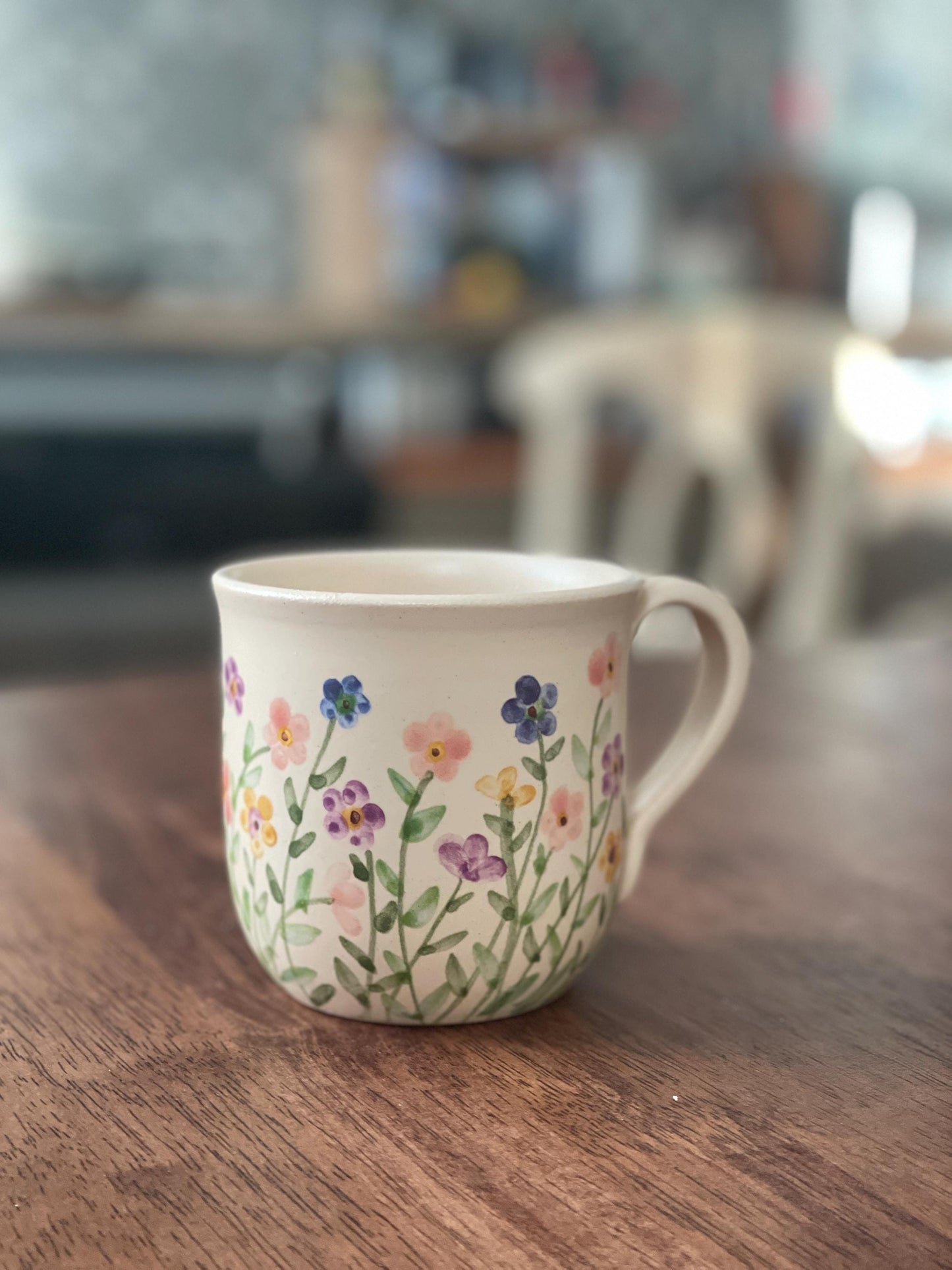 Krūzīte ar mazām raibām puķītēm