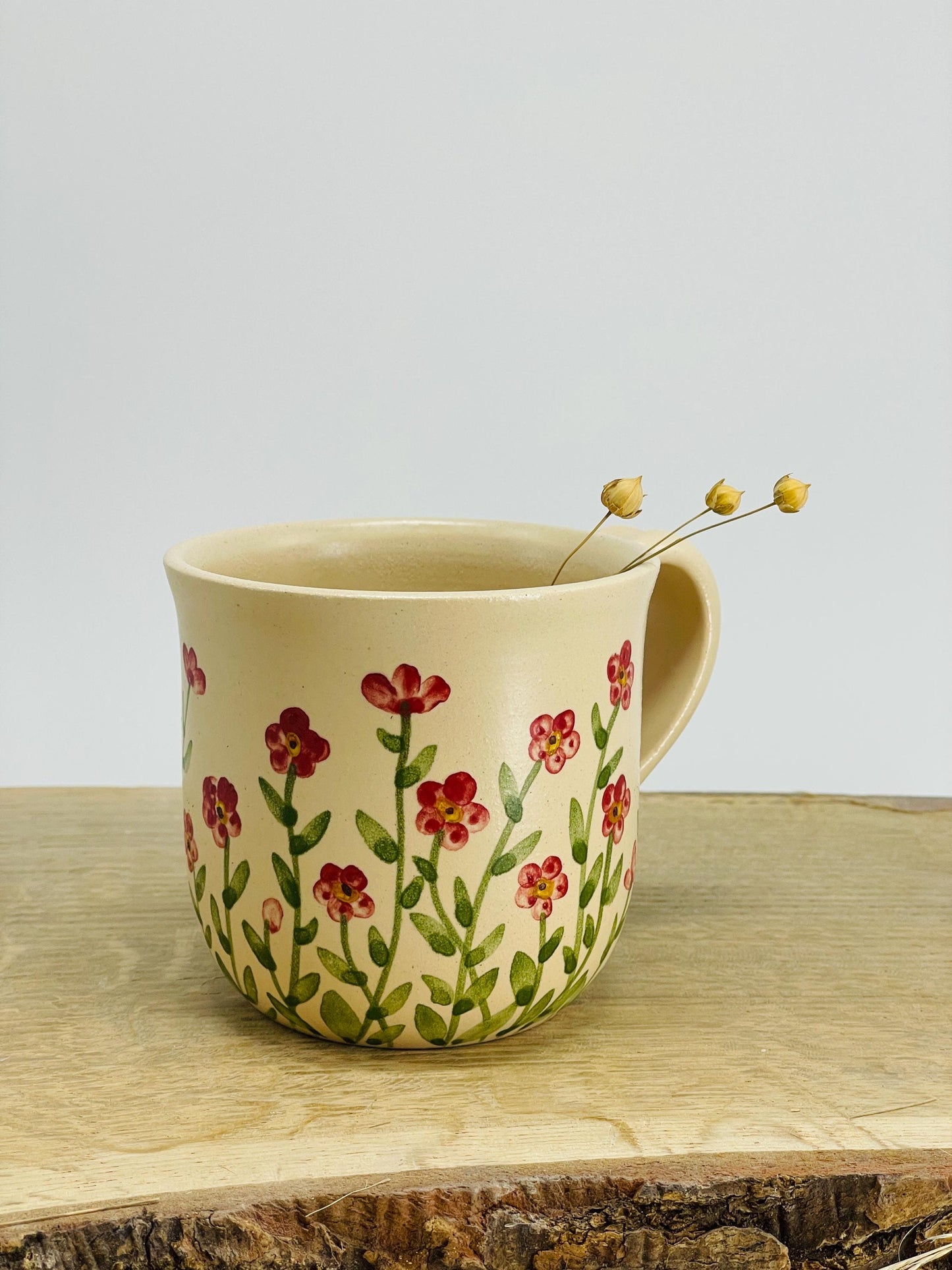 Krūzīte ar mazām sarkanām puķītēm