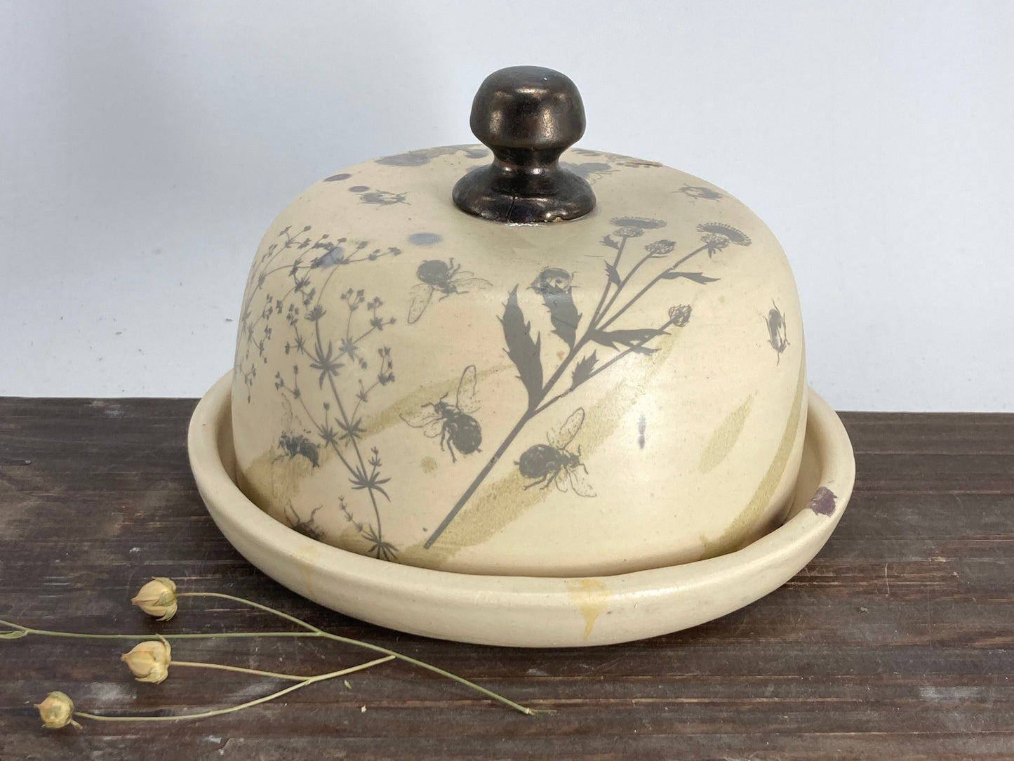 Keramikas sviesta trauks – vienkāršs, elegants un funkcionāls