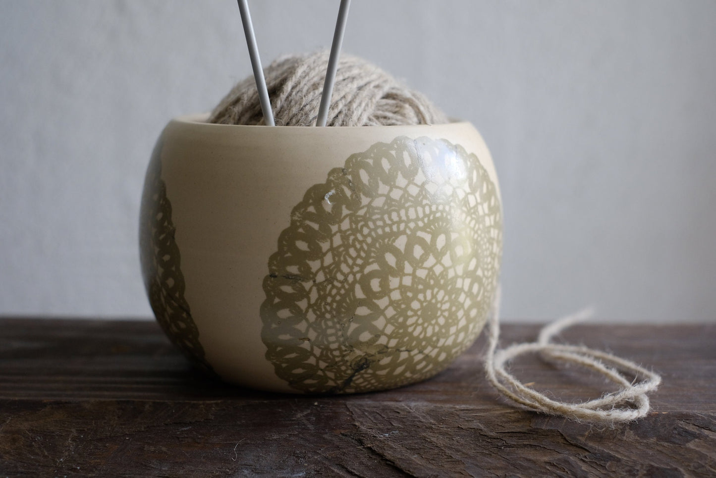 Roku darbs keramikas dzijas bļoda 