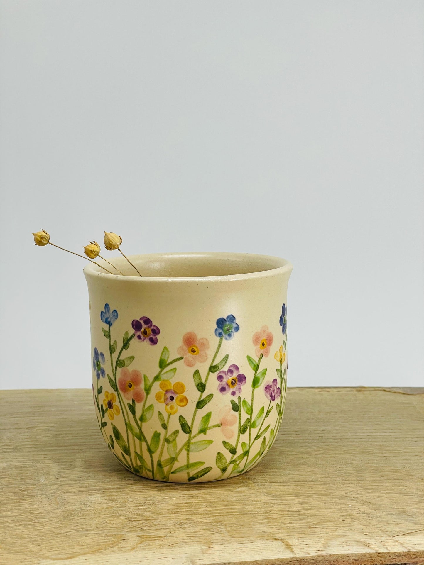 Krūzīte ar mazām raibām puķītēm