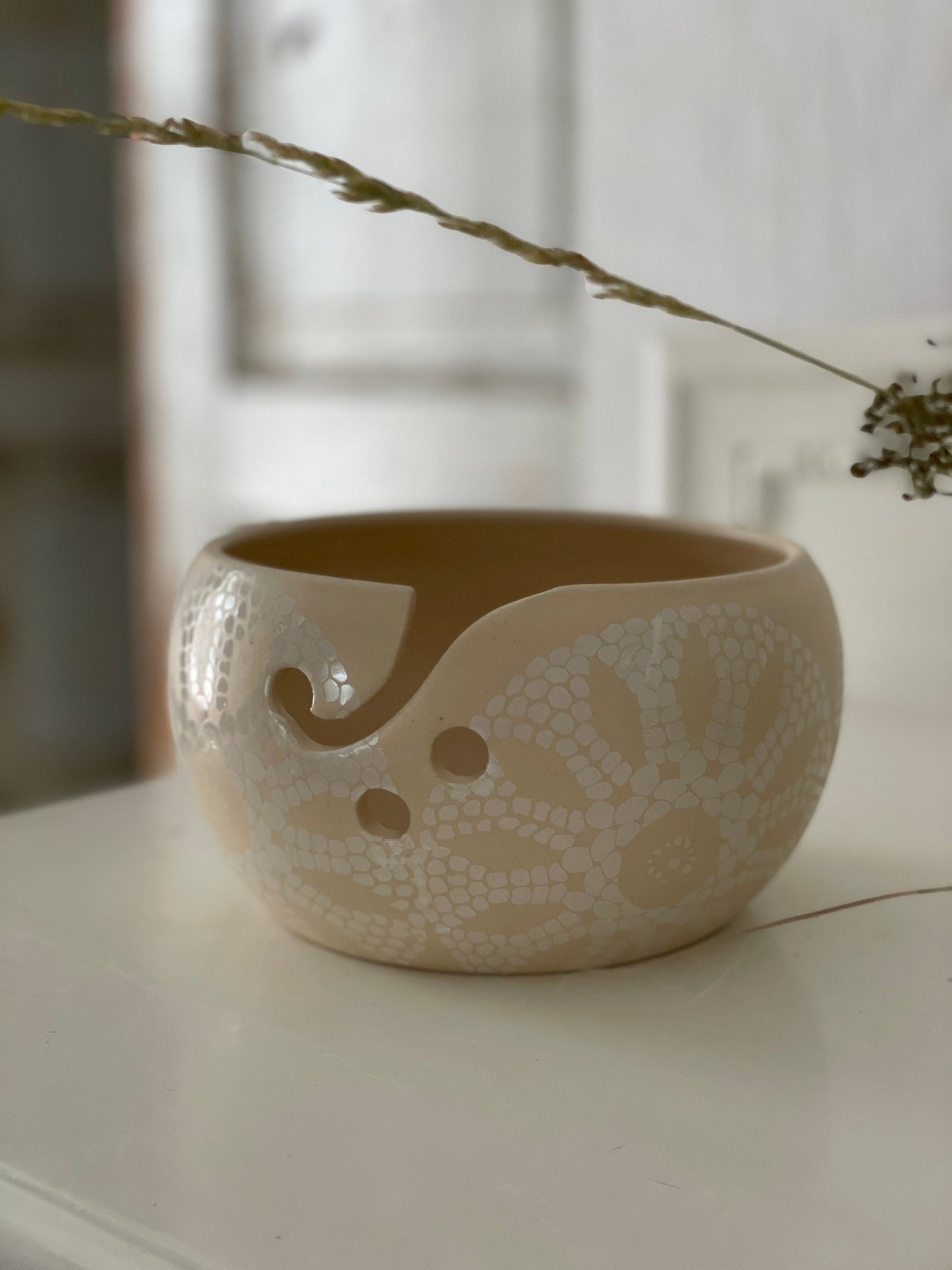 Rokām virpota keramikas dzijas bļoda