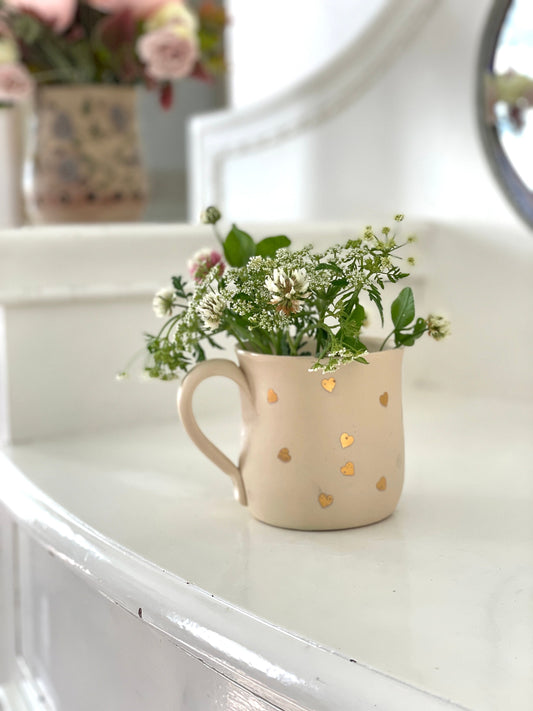 Zelta sirsniņu krūze